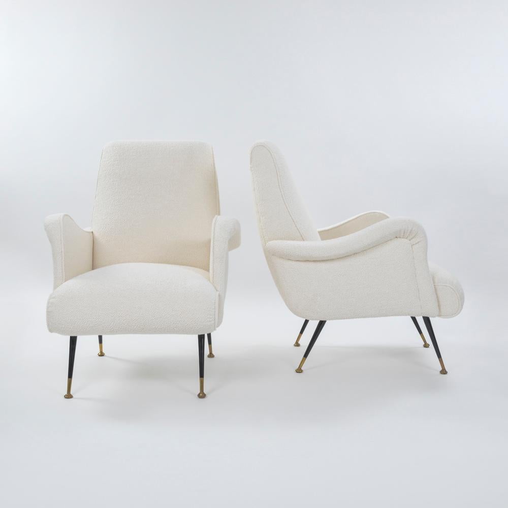 Lacquered Pair of Italian Mid-Century Armchairs off-white Bouclé Fabric by G. Radice 1950s For Sale