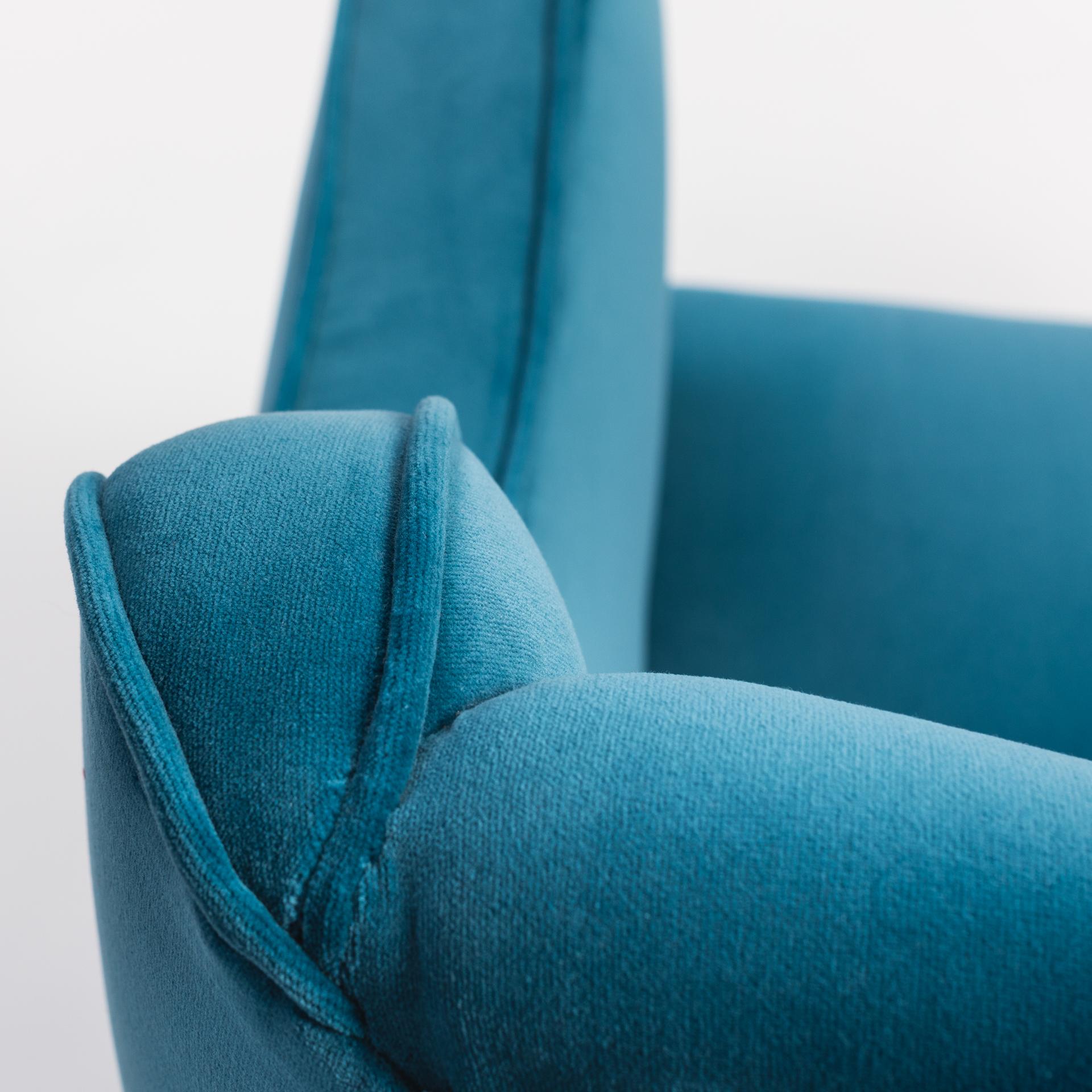 Pair of Italian Midcentury Armchairs Re-Upholsterd in Turquoise Colored Velvet In Good Condition In Salzburg, AT