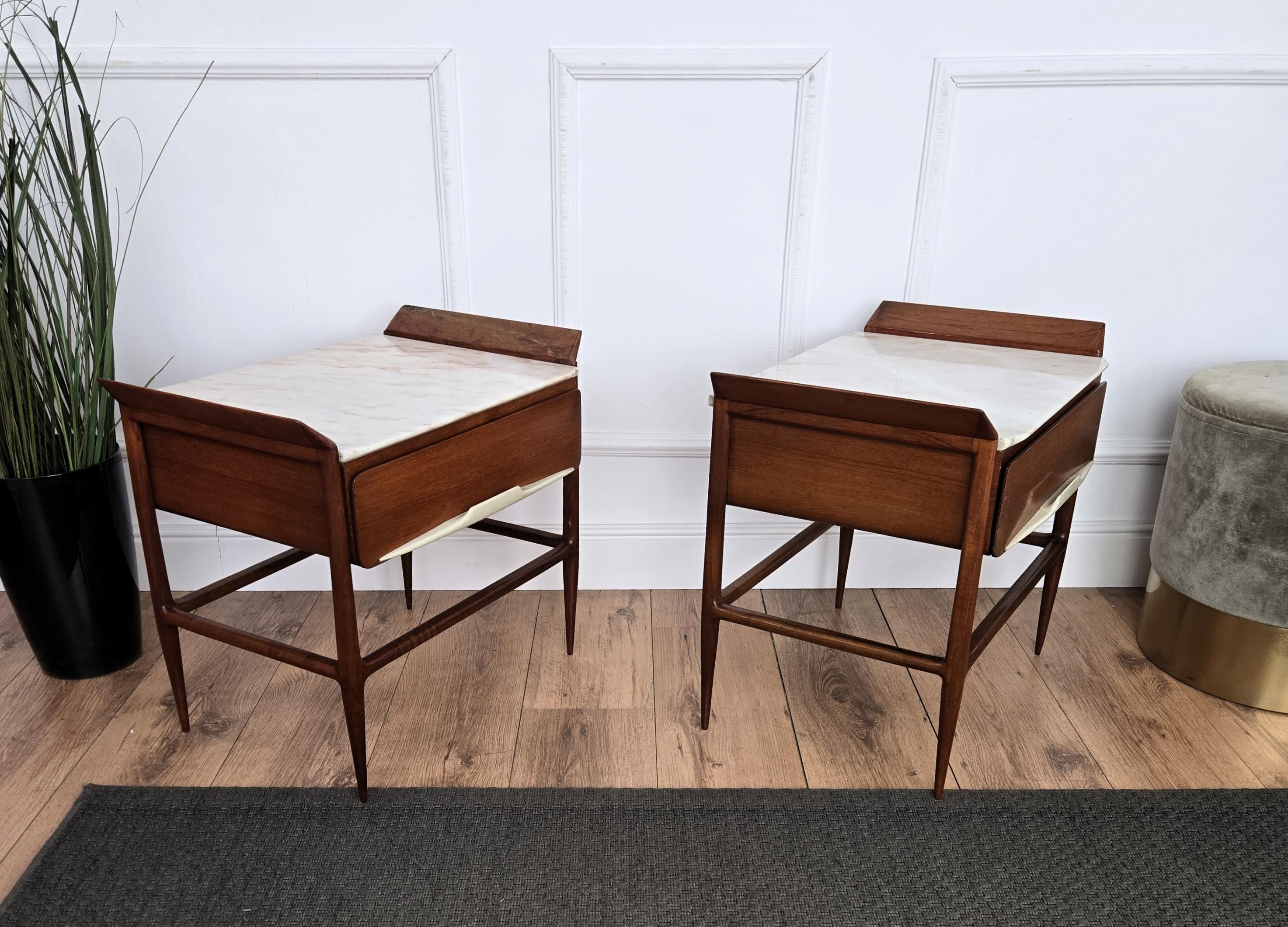 Coppia di comodini in legno con piano in marmo dell'Art Déco del metà del secolo scorso in vendita 4