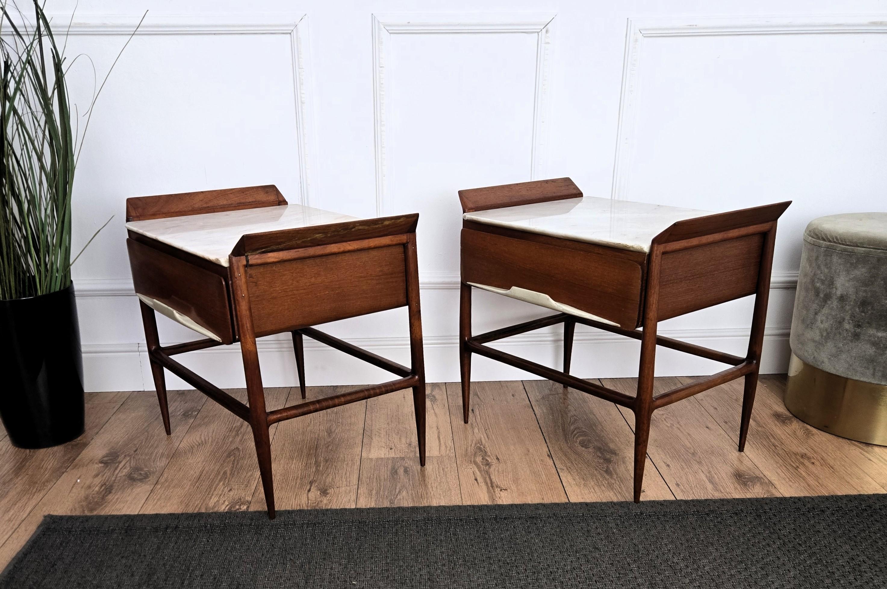 Coppia di comodini in legno con piano in marmo dell'Art Déco del metà del secolo scorso in vendita 5