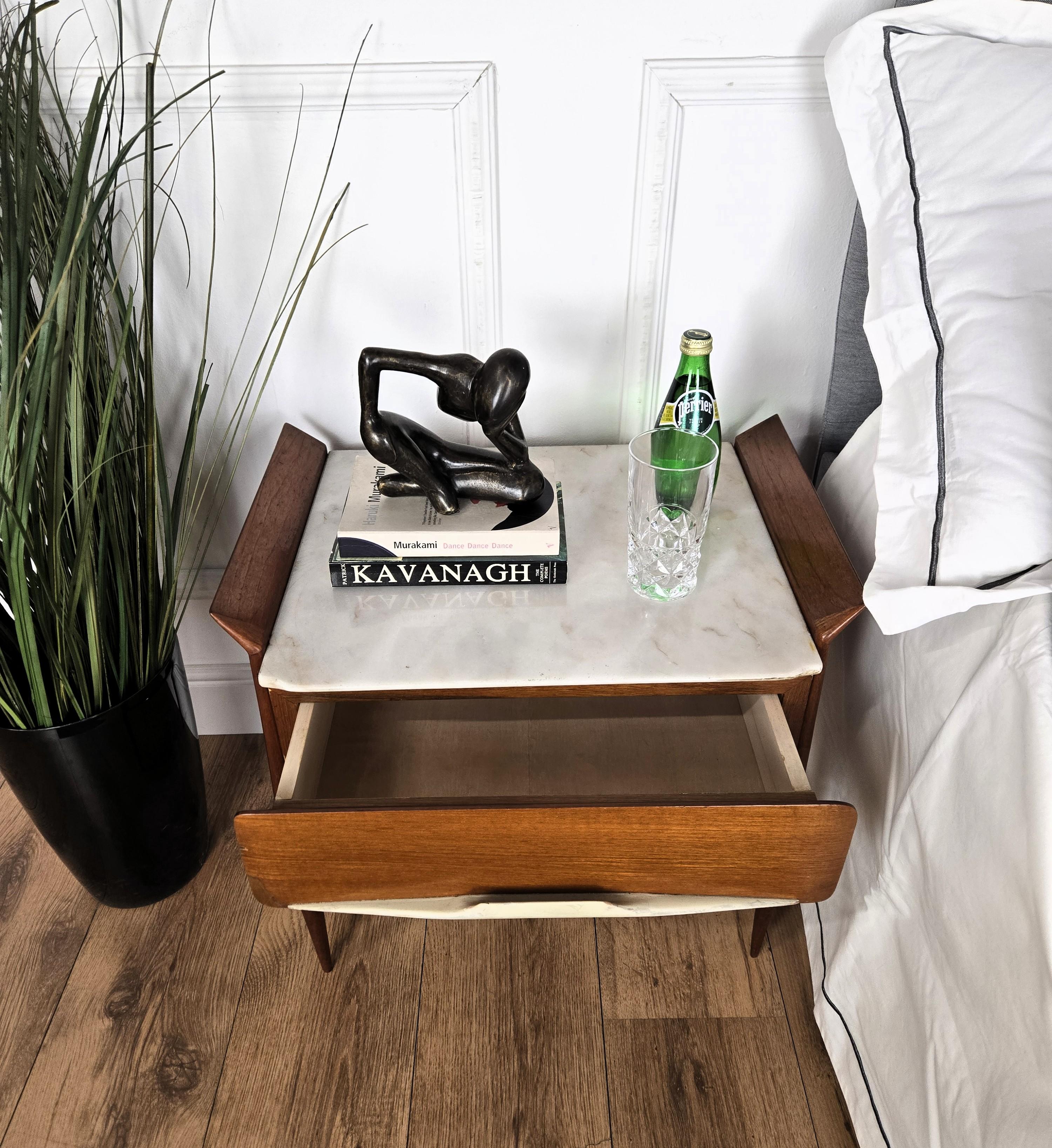 Italiano Coppia di comodini in legno con piano in marmo dell'Art Déco del metà del secolo scorso in vendita