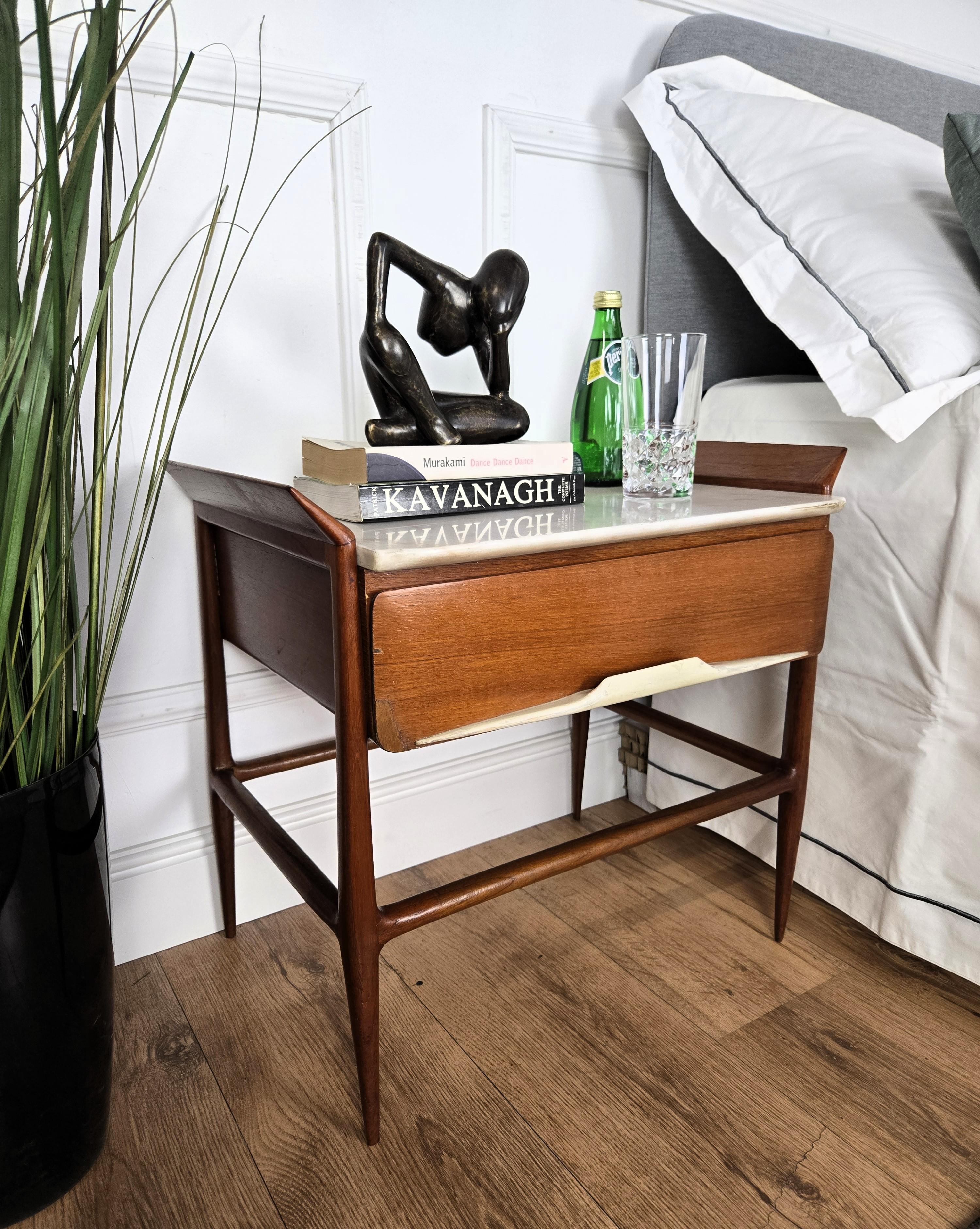 Coppia di comodini in legno con piano in marmo dell'Art Déco del metà del secolo scorso In condizioni buone in vendita a Carimate, Como