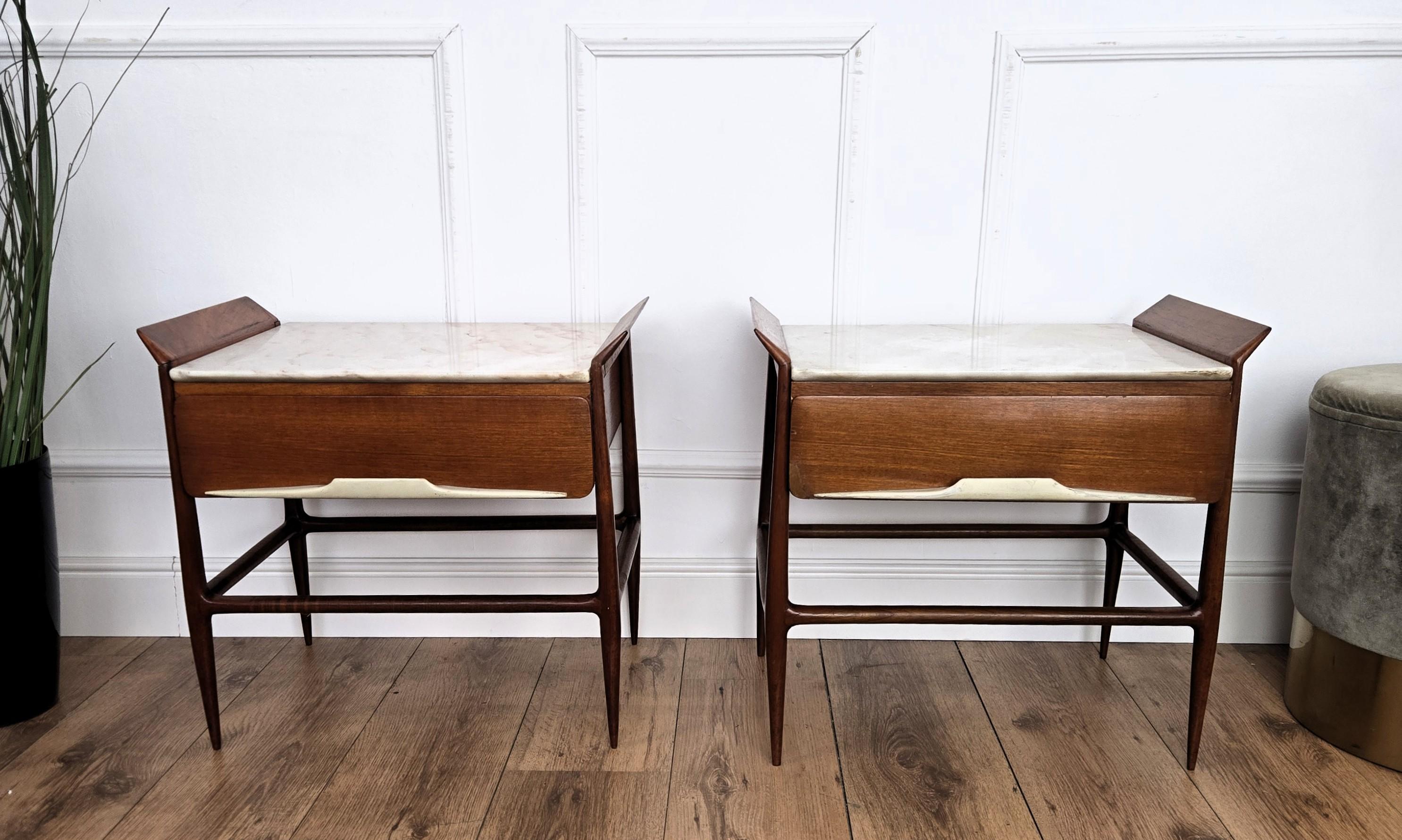 XX secolo Coppia di comodini in legno con piano in marmo dell'Art Déco del metà del secolo scorso in vendita