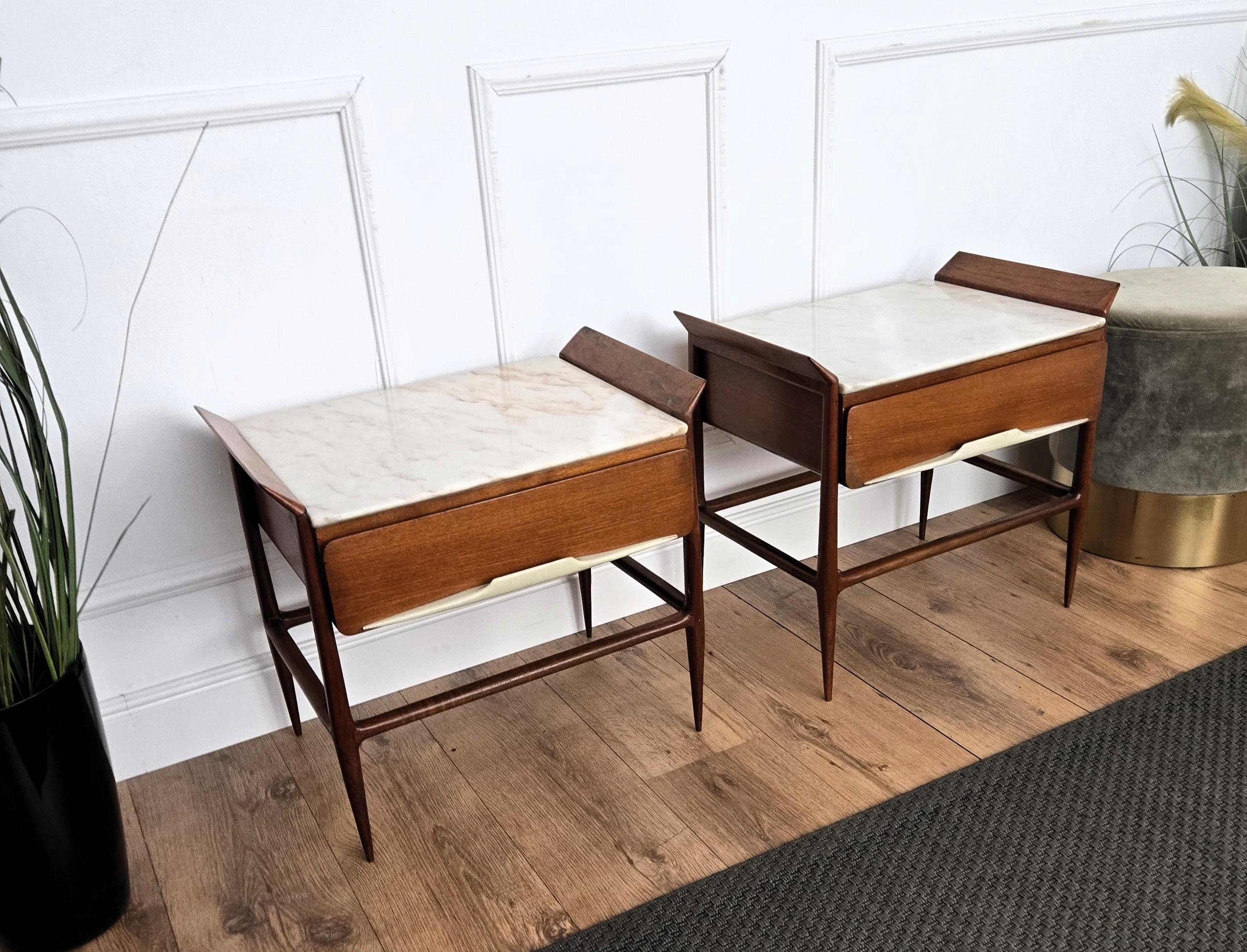 Ottone Coppia di comodini in legno con piano in marmo dell'Art Déco del metà del secolo scorso in vendita