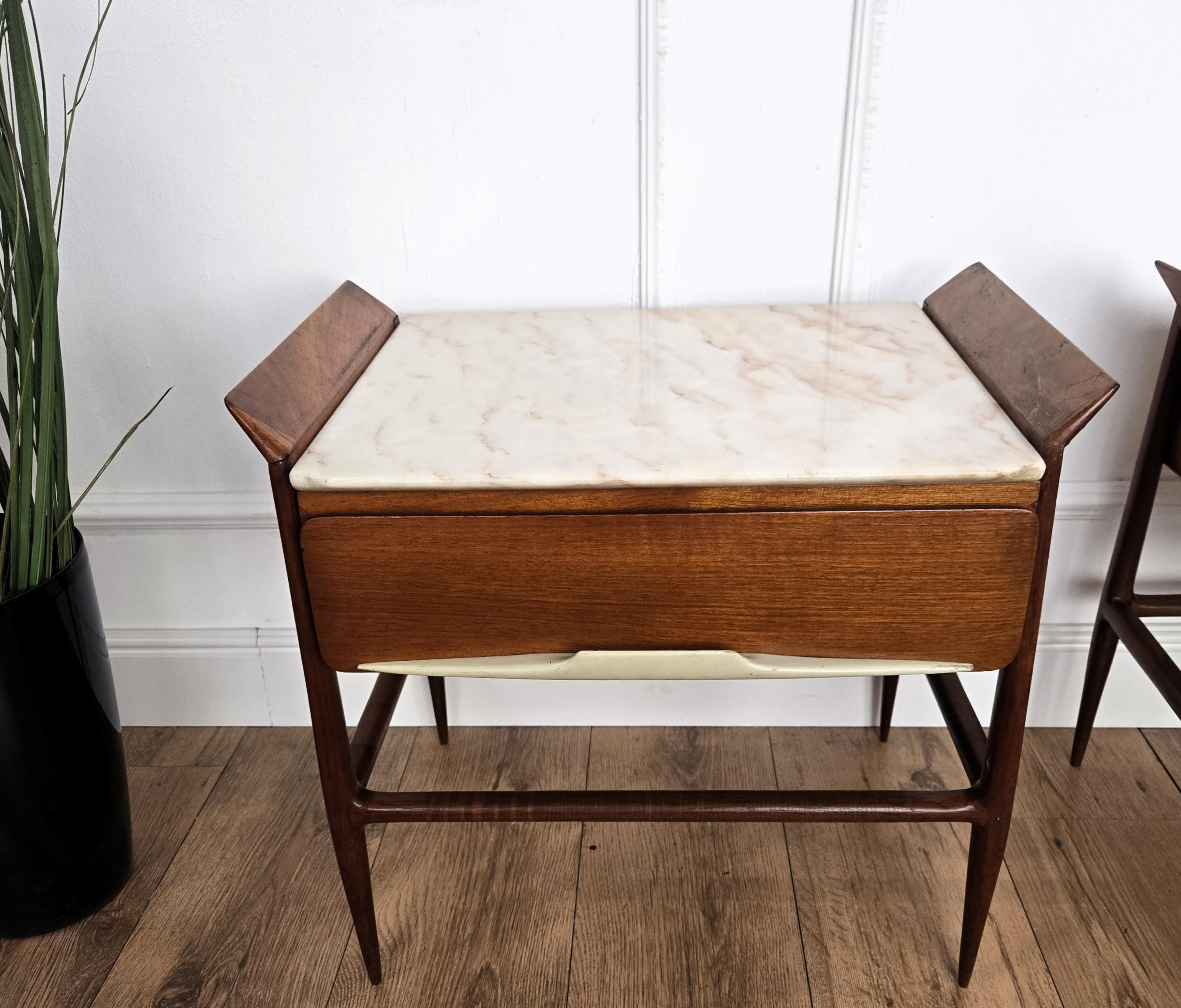Coppia di comodini in legno con piano in marmo dell'Art Déco del metà del secolo scorso in vendita 1