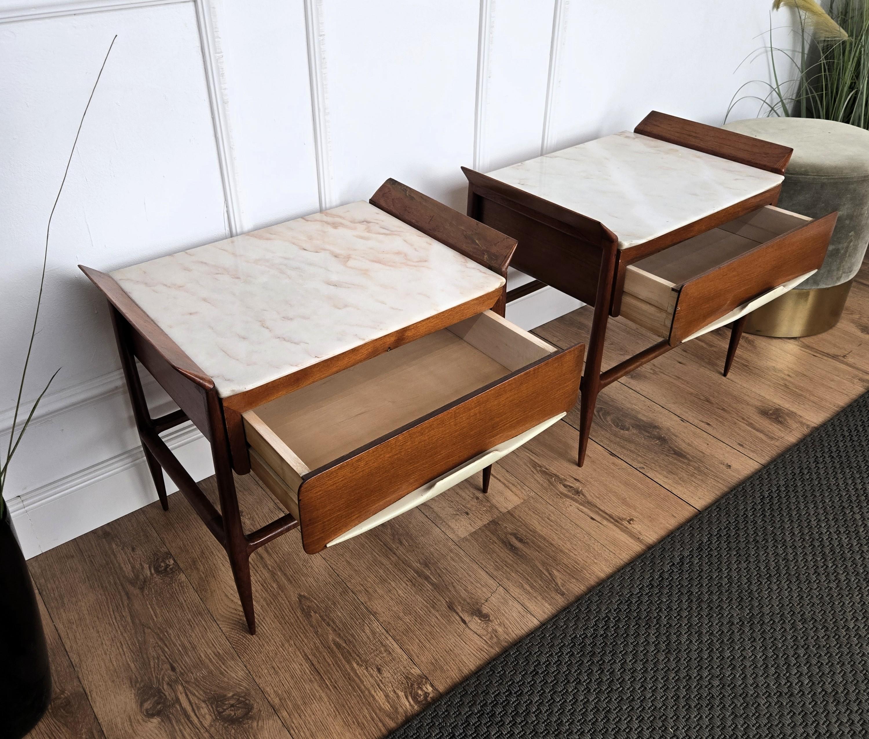 Coppia di comodini in legno con piano in marmo dell'Art Déco del metà del secolo scorso in vendita 2