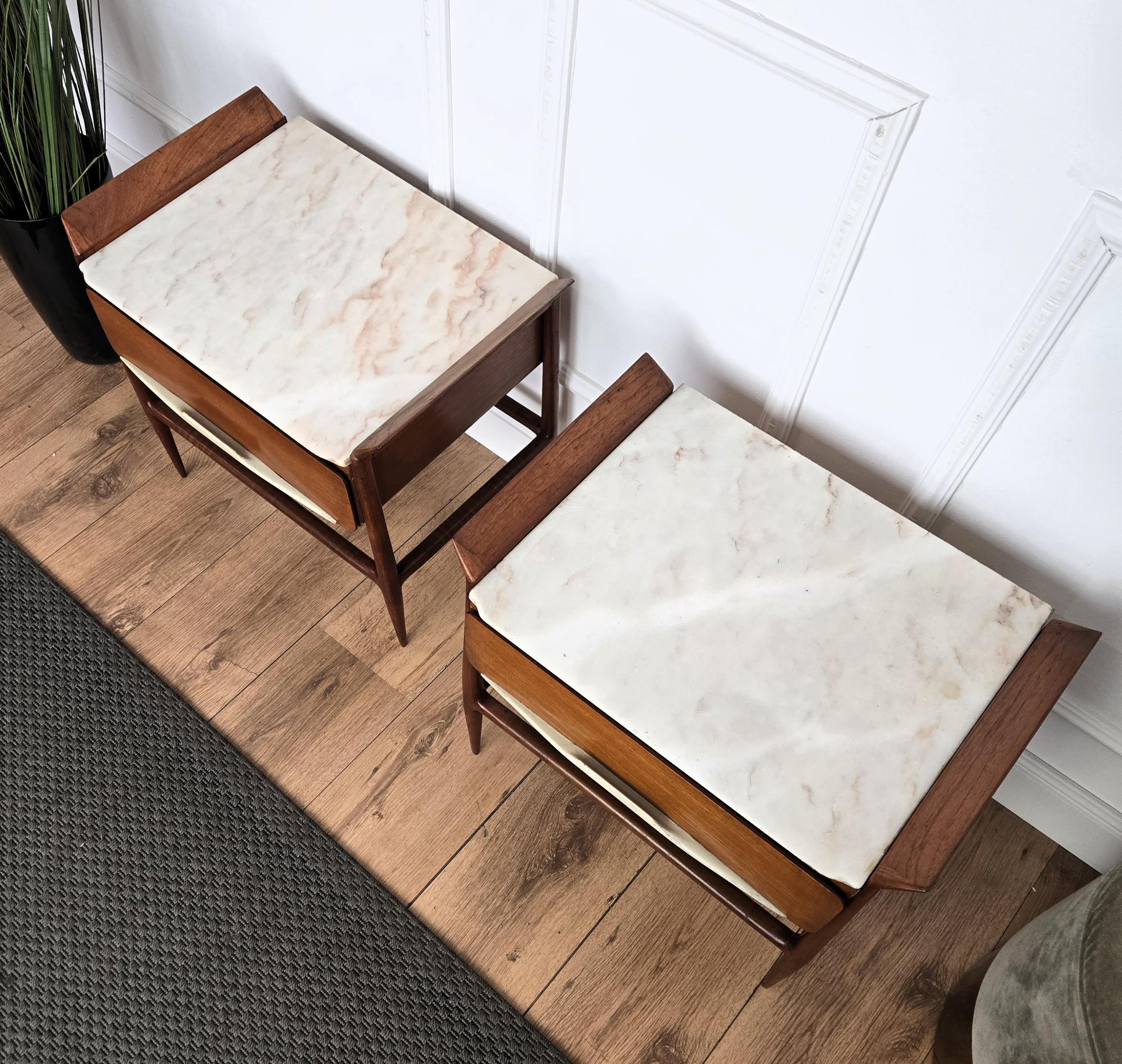 Coppia di comodini in legno con piano in marmo dell'Art Déco del metà del secolo scorso in vendita 3