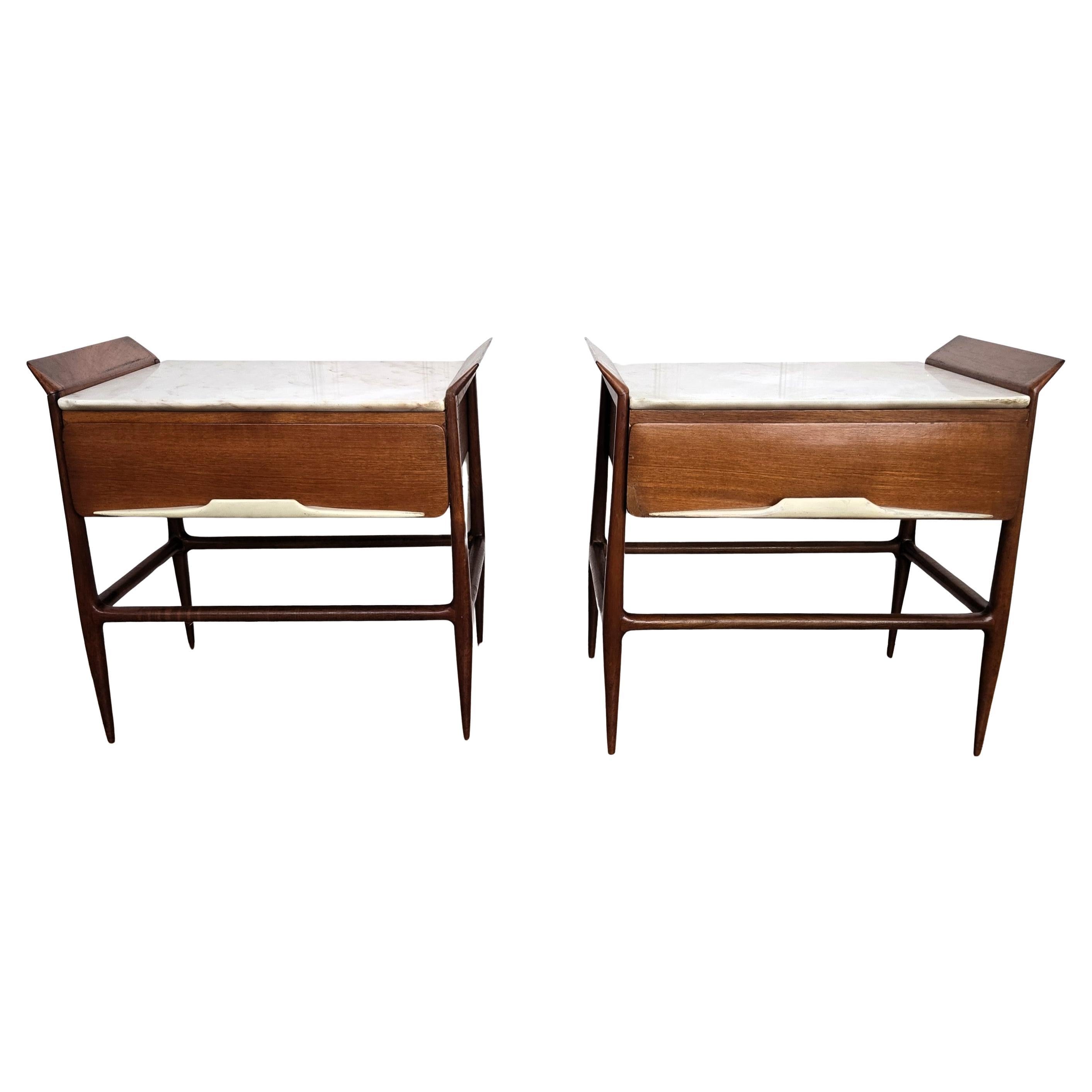Coppia di comodini in legno con piano in marmo dell
Art Déco del metà del secolo scorso
