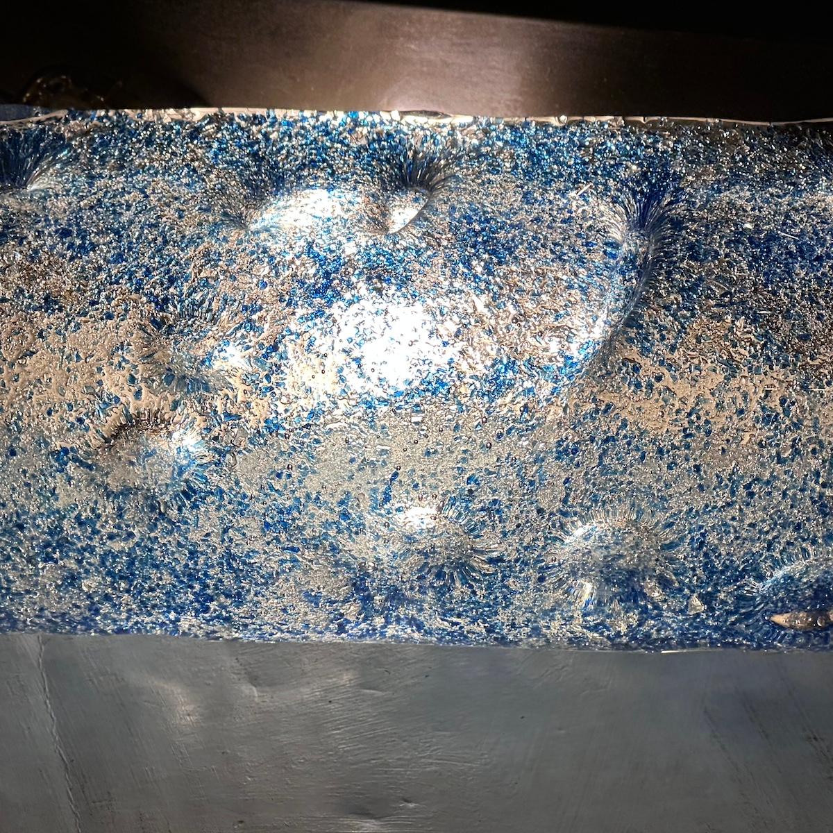 Vetro artistico Coppia di lampade in vetro blu della metà del secolo scorso, vendute a coppia in vendita