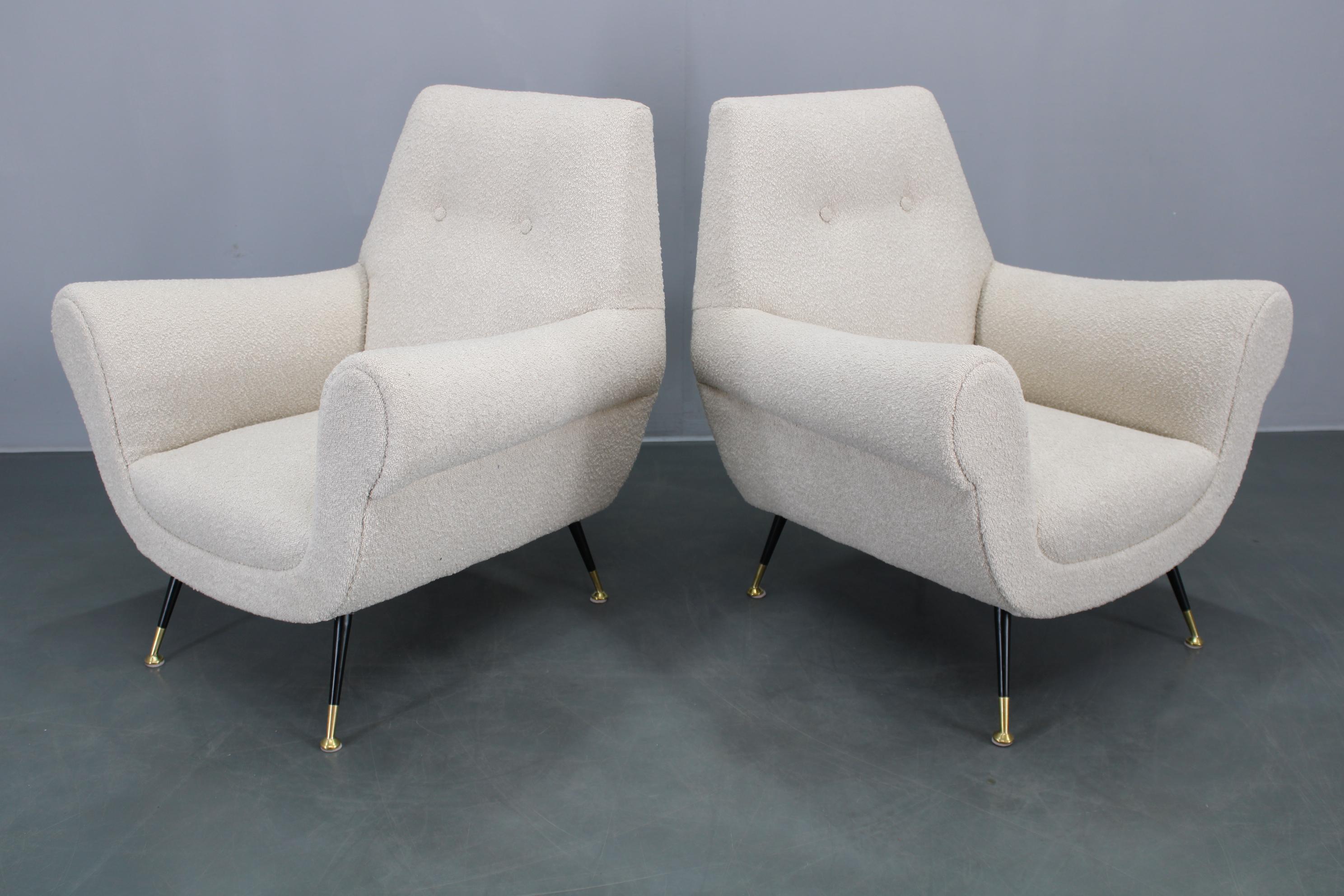 Paar italienische Boucle-Sessel aus der Mitte des Jahrhunderts, Eisen- und Messingbeine, 1950er Jahre (Moderne der Mitte des Jahrhunderts) im Angebot