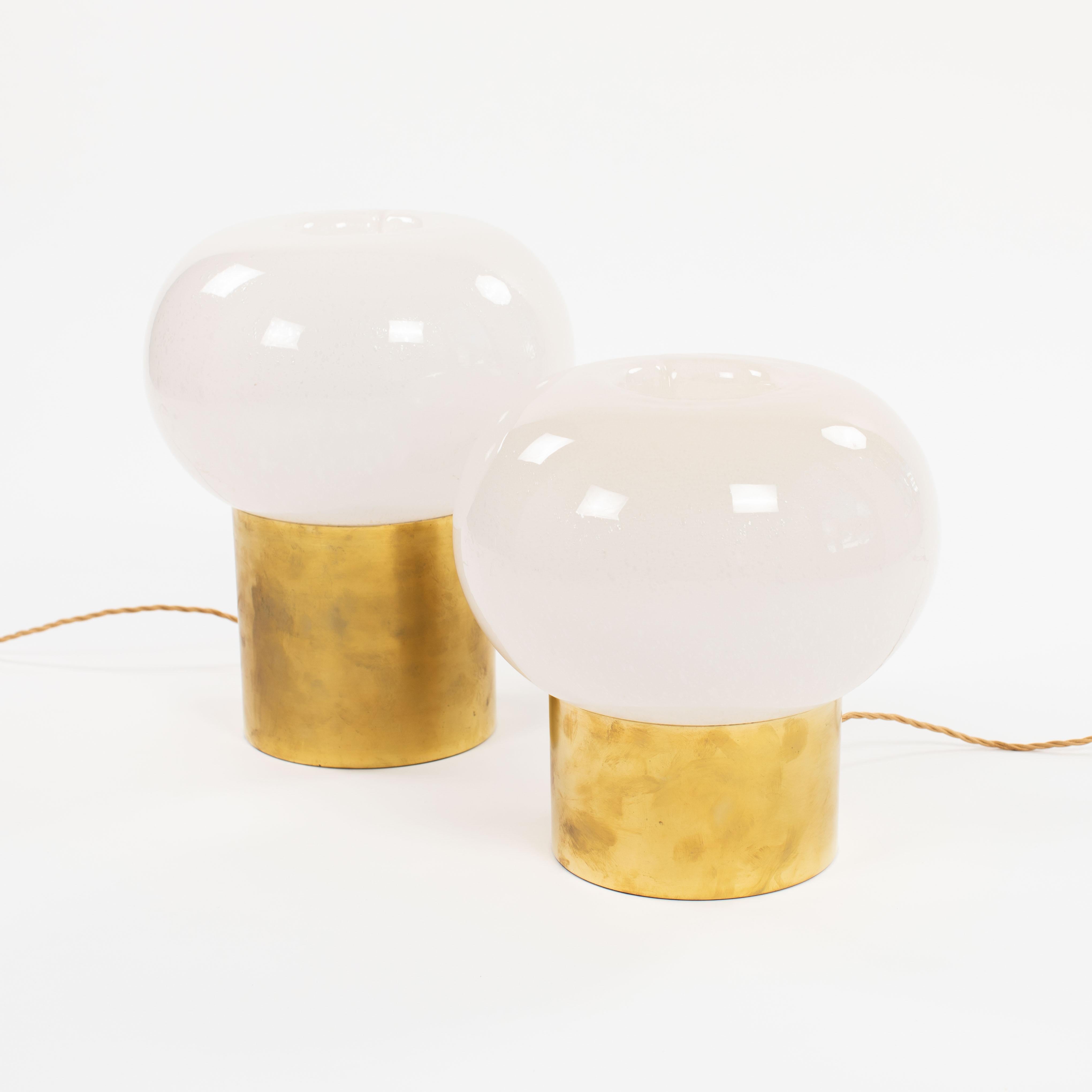 Paire de lampes de table en forme de champignon en laiton et verre Muranoglass du milieu du siècle dernier 1970

Les objets ont un aspect puriste, le corps en verre est légèrement surdimensionné et présente des bulles d'air sur toute la surface, ce