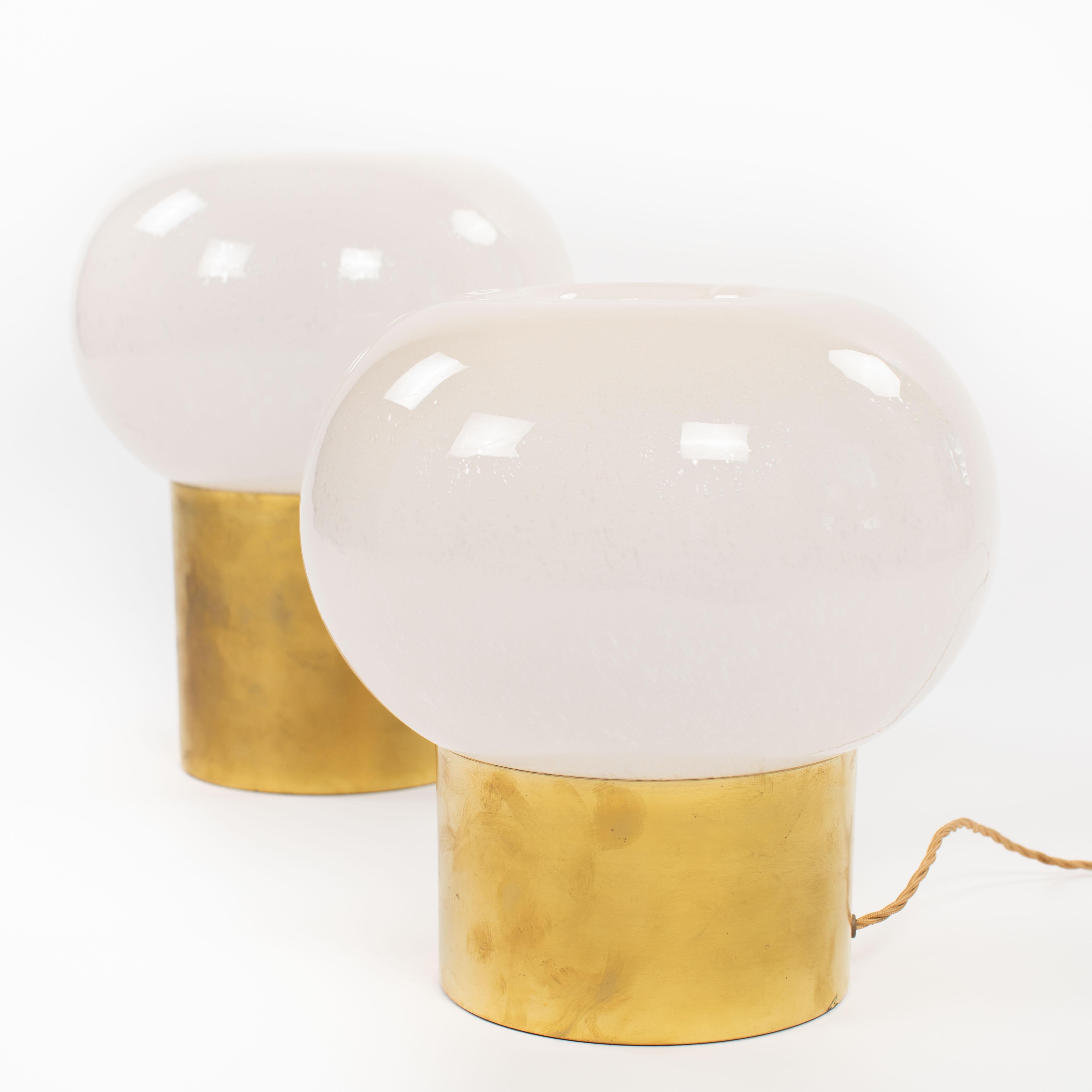 Mid-Century Modern Paire de lampes de table en forme de champignon en laiton et verre Muranoglass du milieu du siècle 1970 en vente