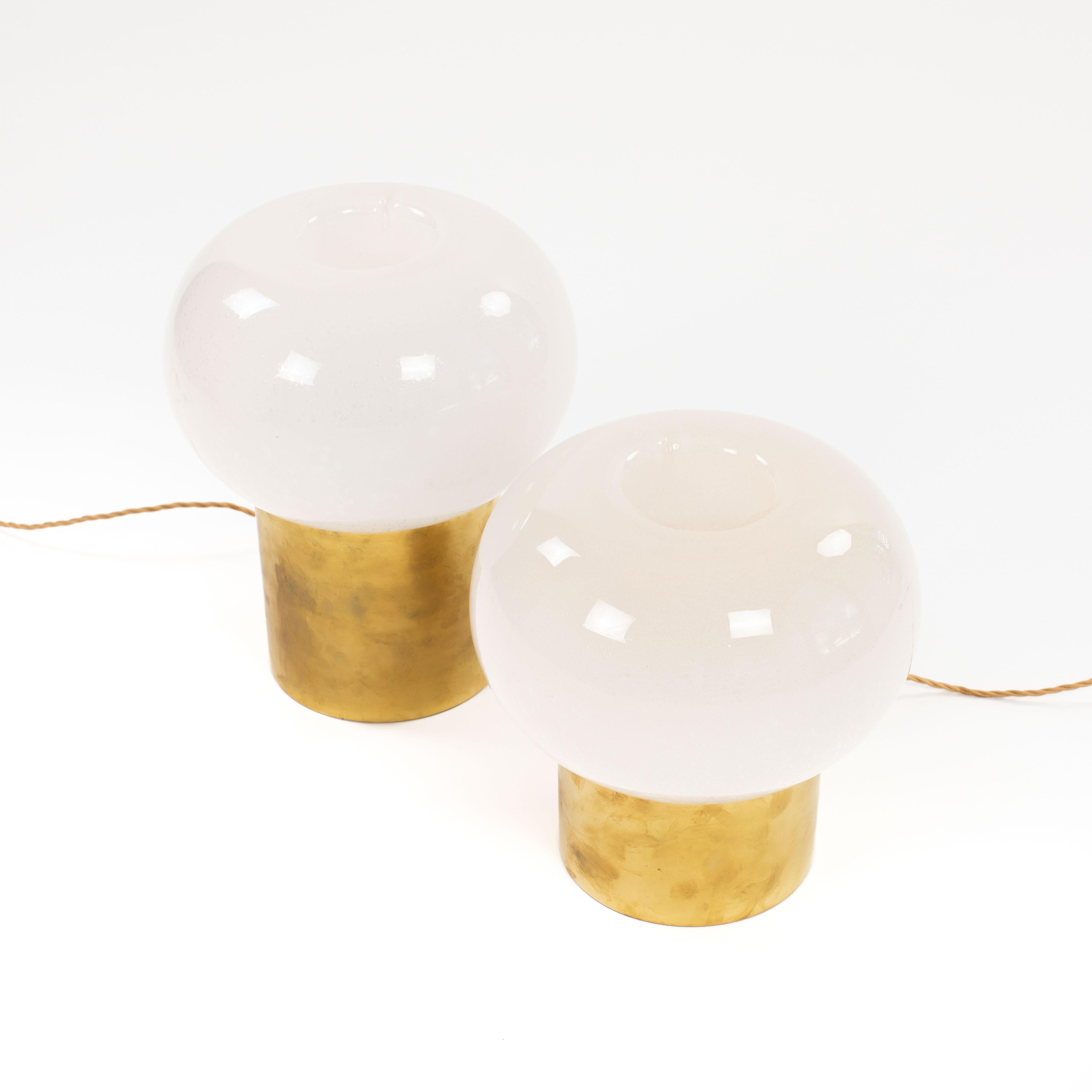 Fait main Paire de lampes de table en forme de champignon en laiton et verre Muranoglass du milieu du siècle 1970 en vente