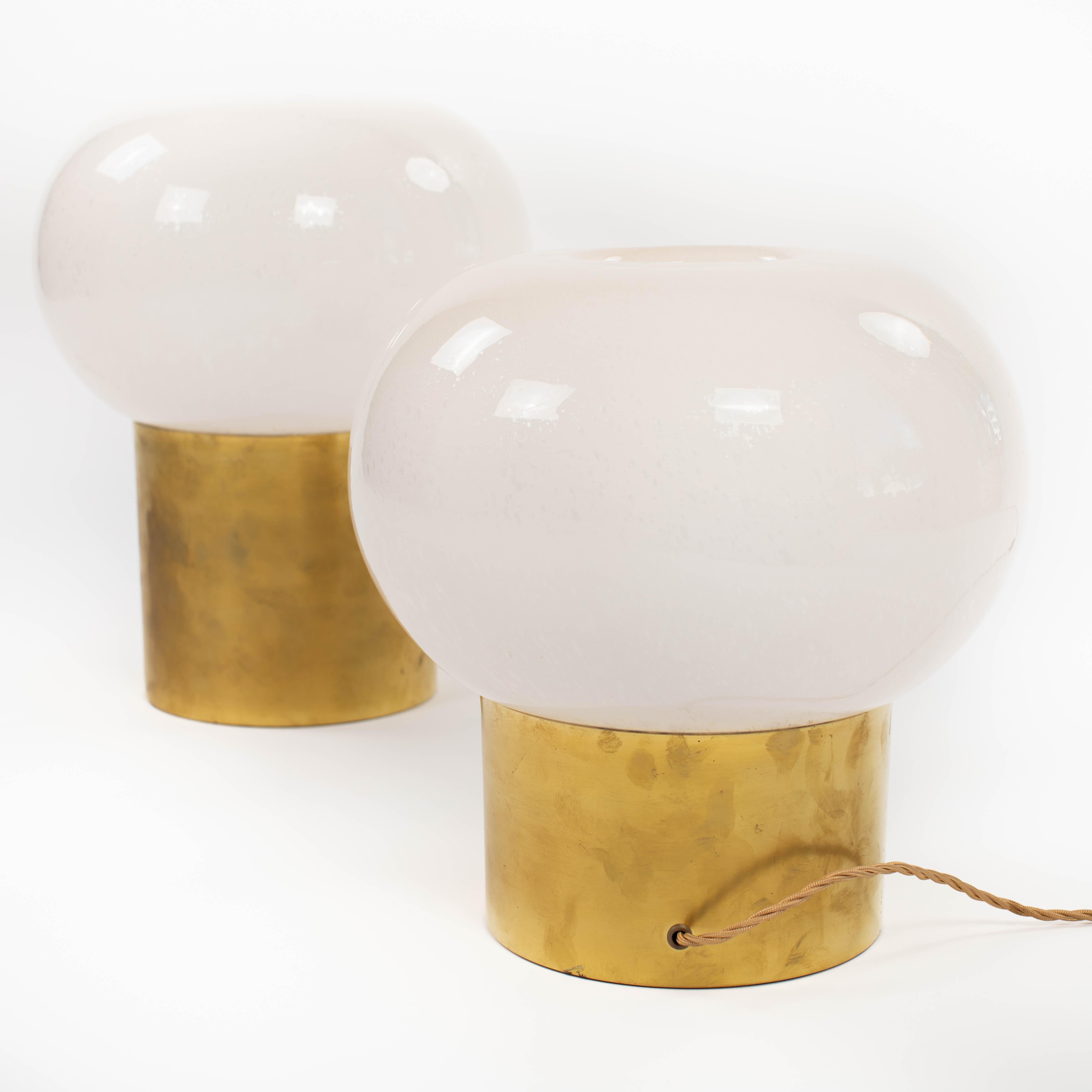 Paire de lampes de table en forme de champignon en laiton et verre Muranoglass du milieu du siècle 1970 Bon état - En vente à Salzburg, AT
