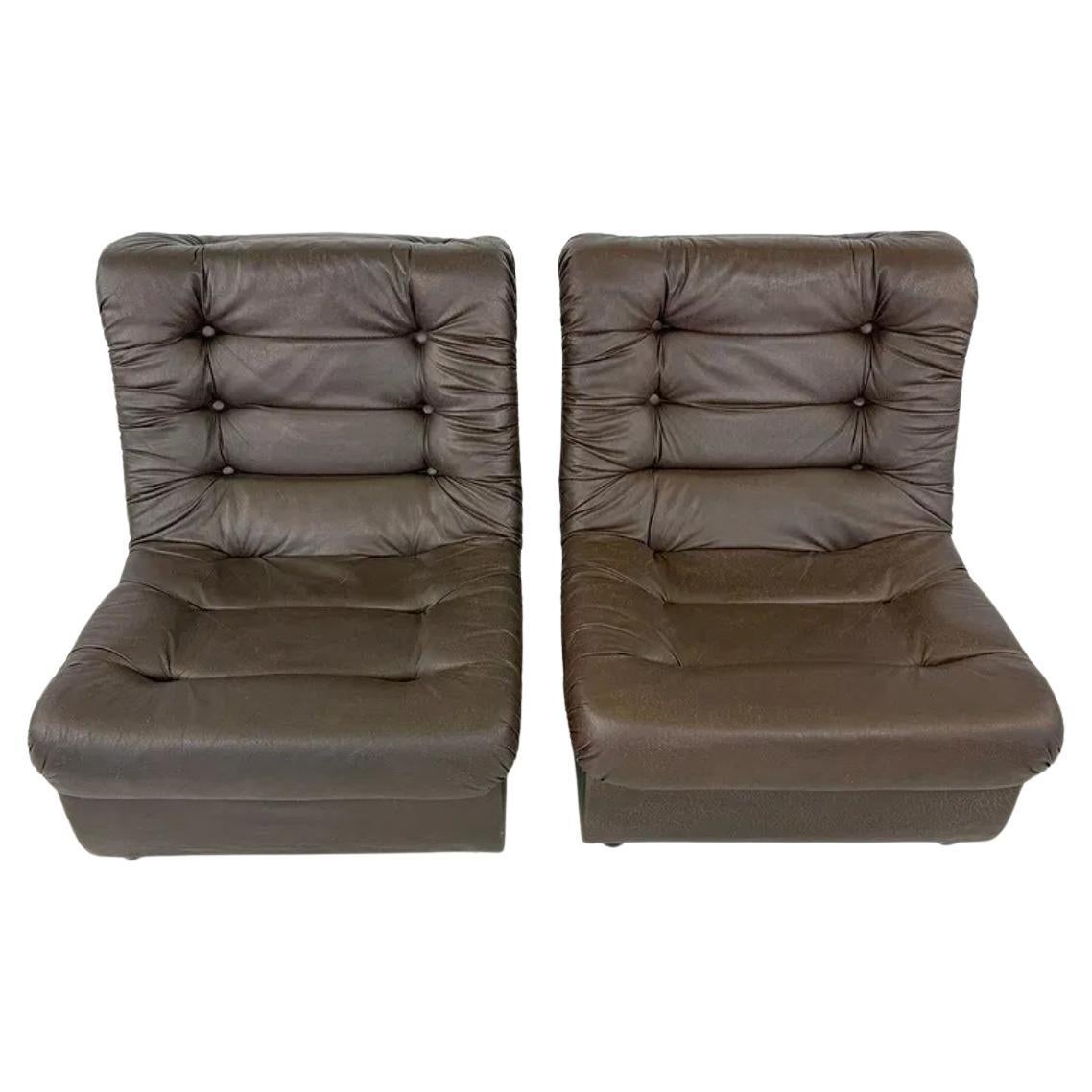 Paar italienische braune getuftete Ledersessel aus dem Space Age der 1970er Jahre. Tolles einfaches Design und sehr bequeme Stühle. Bereit für den Einsatz. Das Hotel liegt in Brooklyn NYC.

Abmessungen: H 35