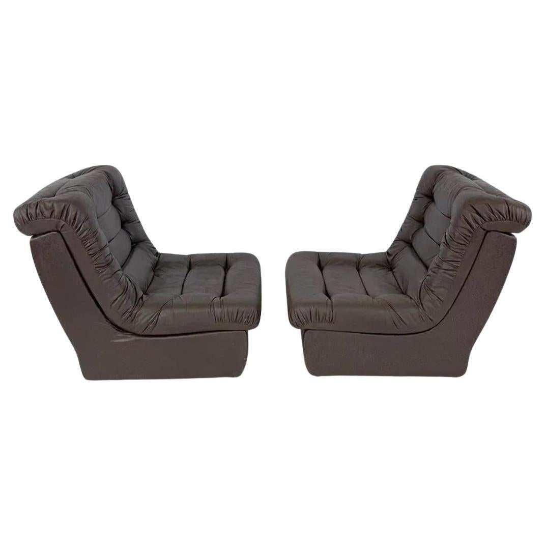 Paar italienische braune getuftete Loungesessel aus der Mitte des Jahrhunderts (Moderne der Mitte des Jahrhunderts) im Angebot