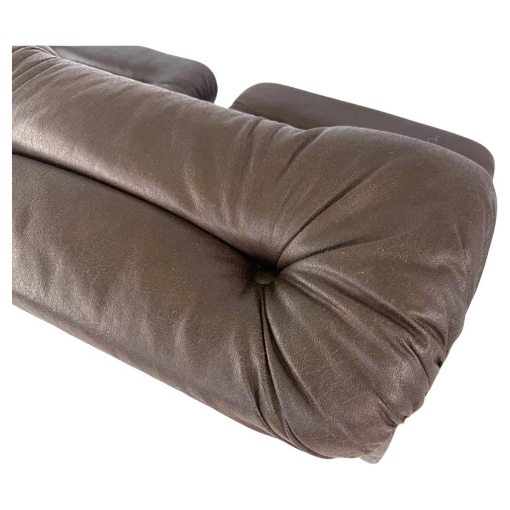 Paar italienische braune getuftete Loungesessel aus der Mitte des Jahrhunderts (Italienisch) im Angebot