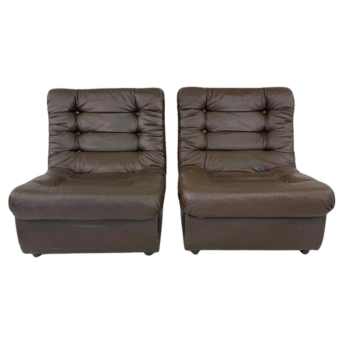 Paar italienische braune getuftete Loungesessel aus der Mitte des Jahrhunderts im Zustand „Gut“ im Angebot in Brooklyn, NY