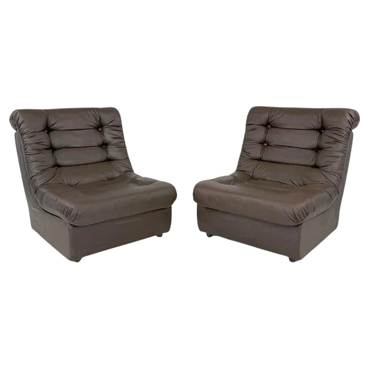 Pareja de tumbonas italianas de mediados de siglo tapizadas en marrón