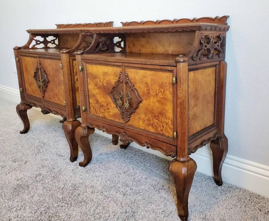 Pareja de mesillas de noche italianas de madera de burl de mediados de siglo Art Decó en venta