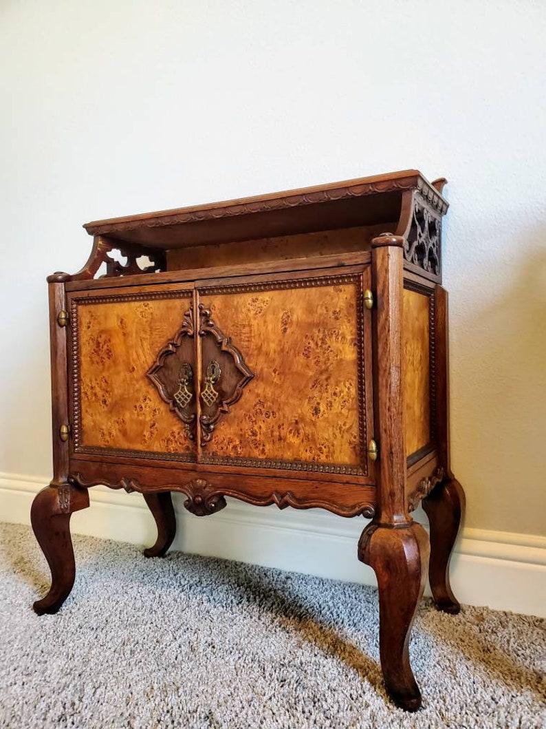 Pareja de mesillas de noche italianas de madera de burl de mediados de siglo Italiano en venta