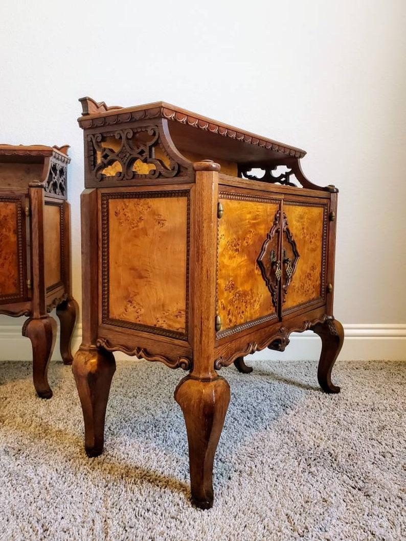 Pareja de mesillas de noche italianas de madera de burl de mediados de siglo en Bueno estado para la venta en Forney, TX