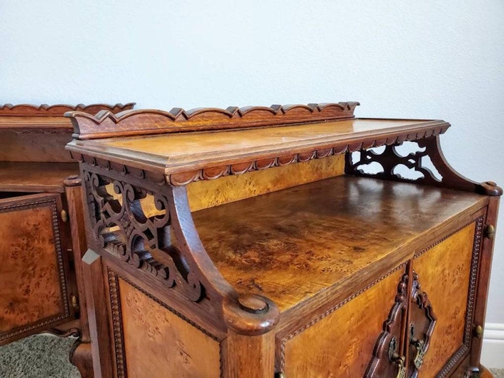 Pareja de mesillas de noche italianas de madera de burl de mediados de siglo siglo XX en venta