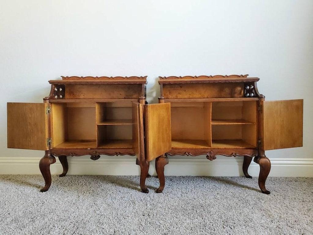 Pareja de mesillas de noche italianas de madera de burl de mediados de siglo en venta 1