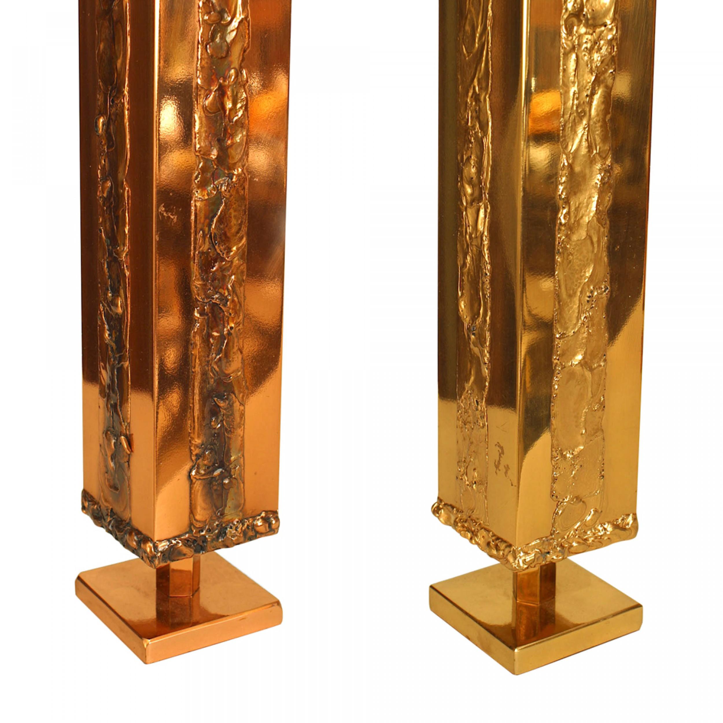 COPPIA di vasi quadrati alti italiani del 1950 (1 in rame/1 in ottone) decorati con un rilievo a forma libera e sollevati su un piedistallo basso su una base quadrata. (PREZZO IN COPPIA)