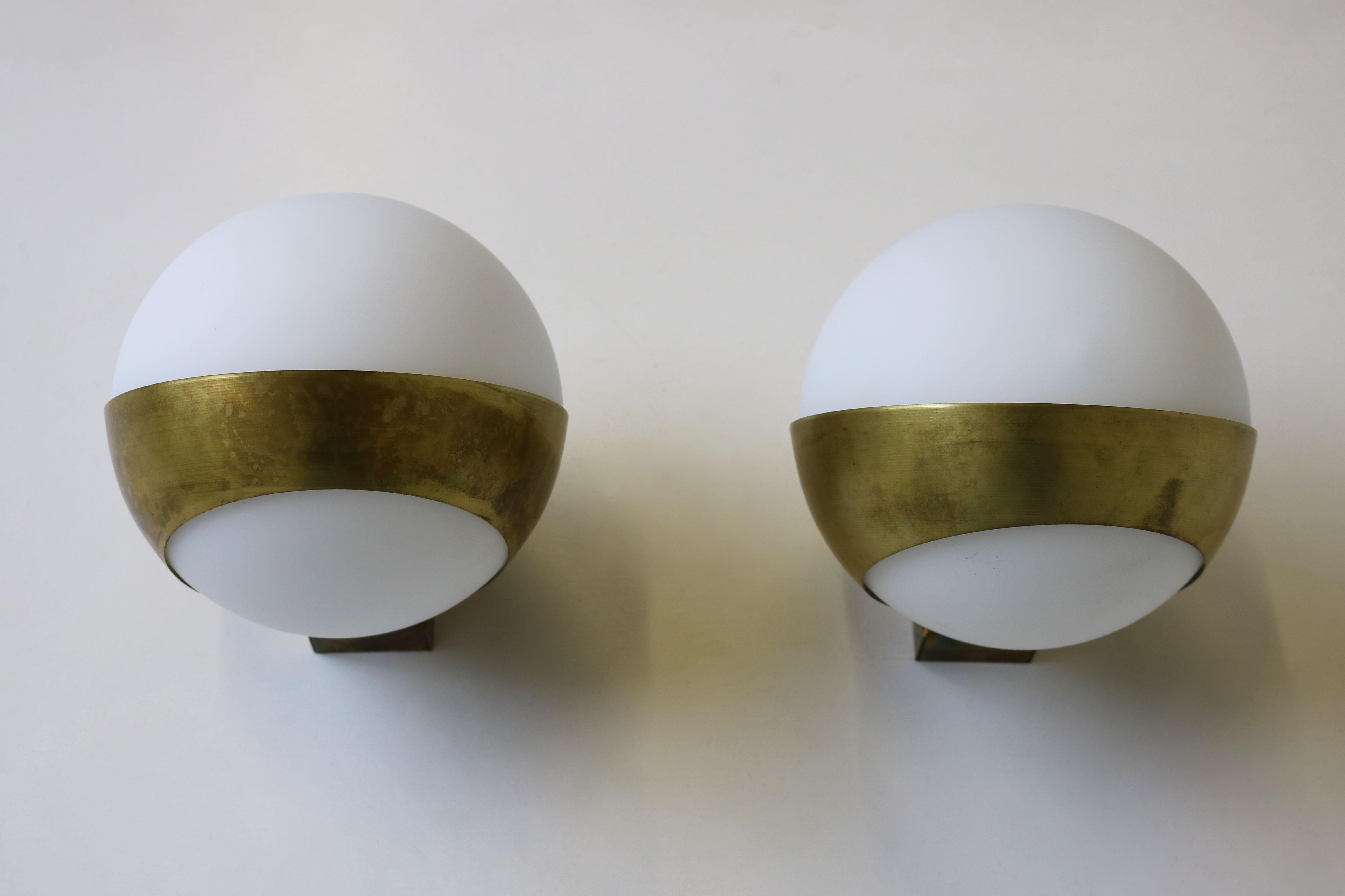 Pair of Italian Mid-Century Design Wall Lights 1950 Stilnovo Style Brass Opaline For Sale 2