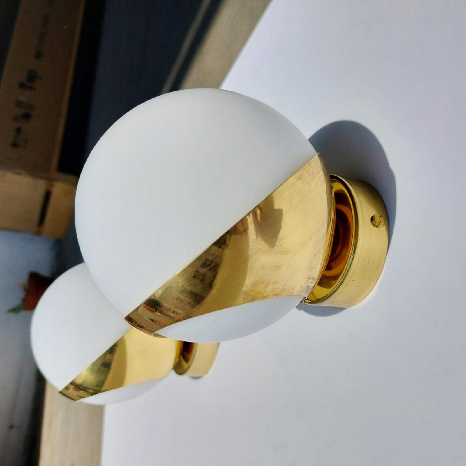Mid-century design wall lights in the style of Stilnovo.
Stylish combination between brass & opaline glass !
These wall lights look amazing when lit and are a superb example of the famous Italian design of the 1950s.
Slight patina on the brass for
