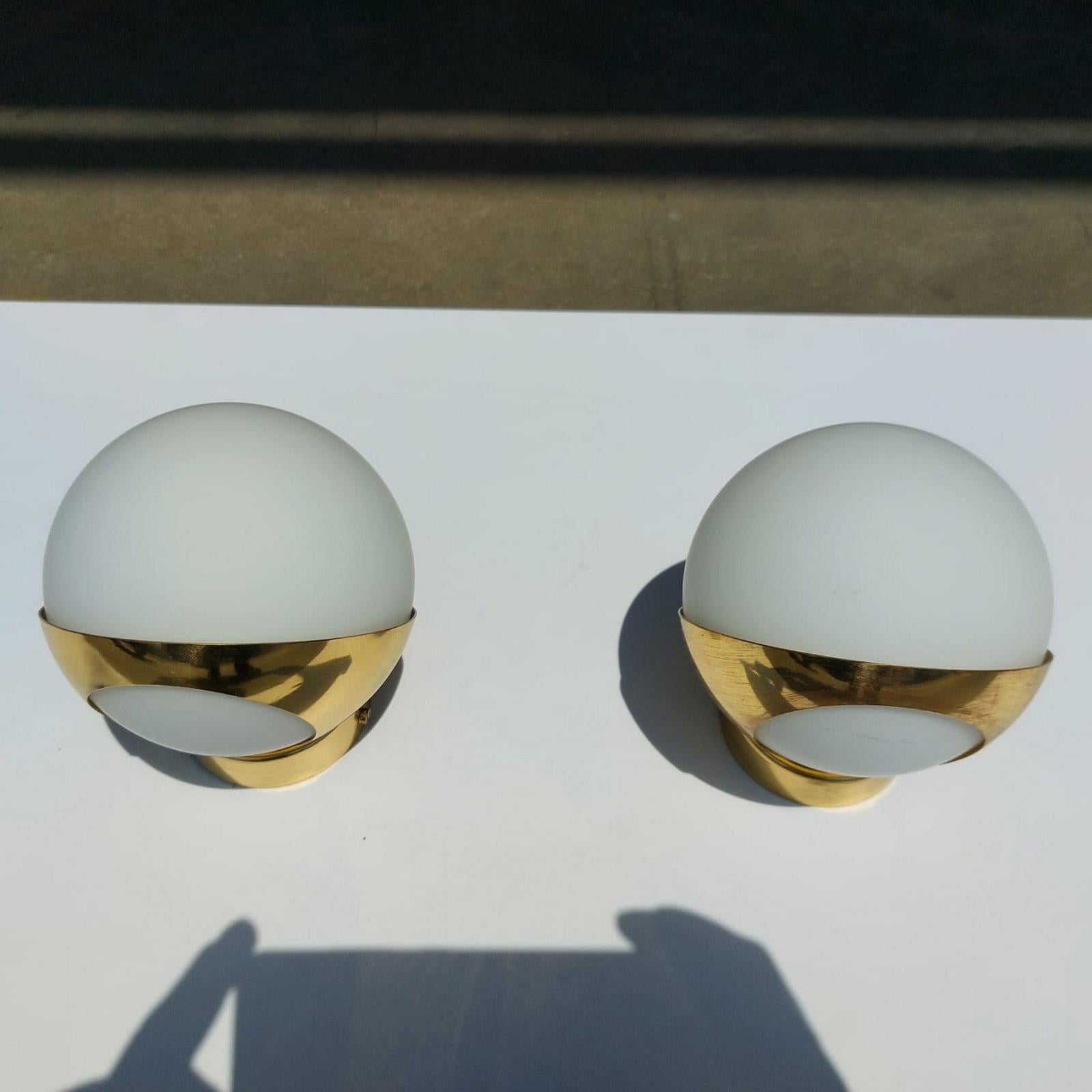 Pair of Italian Mid-Century Design Wall Lights Stilnovo Style Brass Opaline In New Condition For Sale In Bochum, NRW