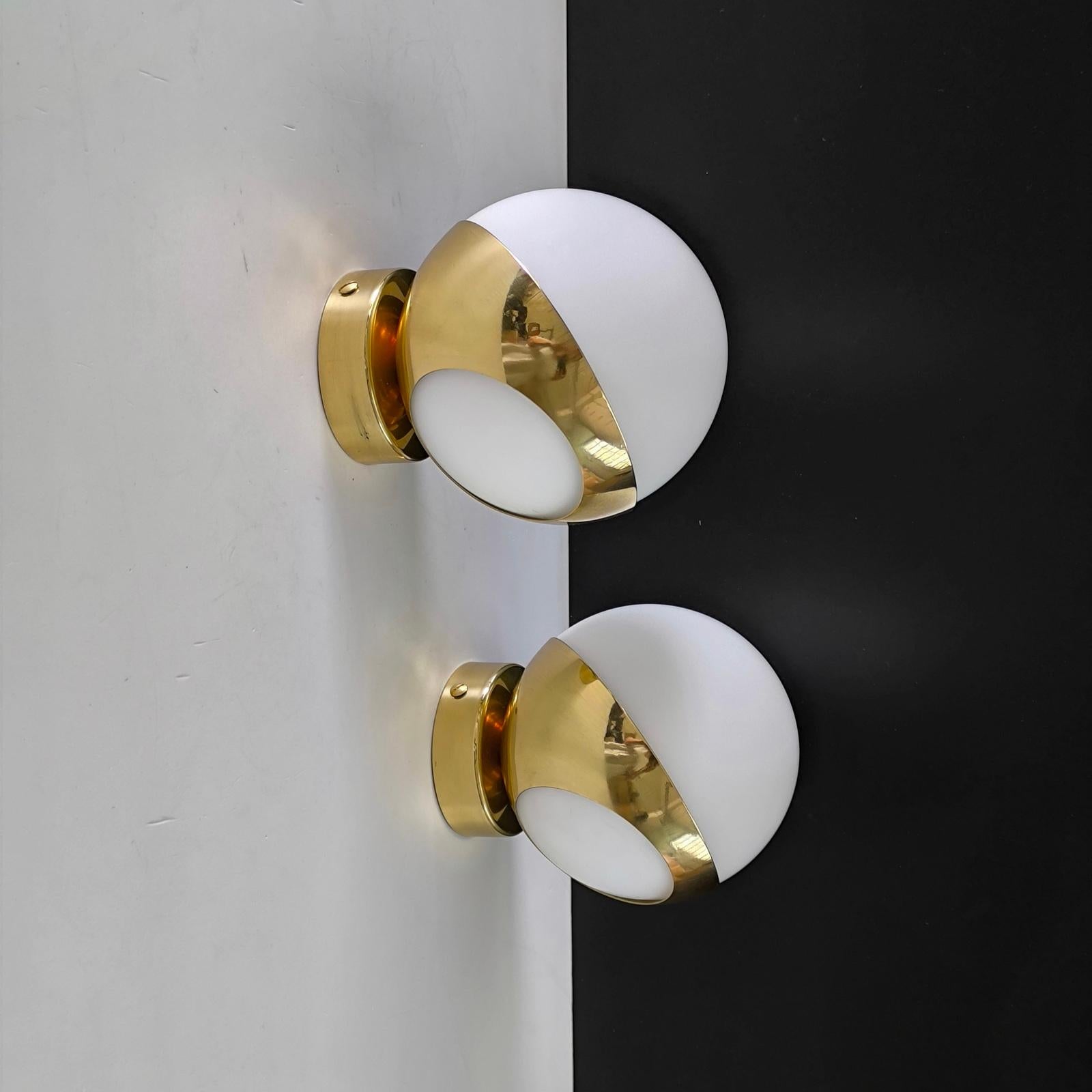 Italiano Coppia di applique italiane di design del metà del secolo Stilnovo in ottone opalino in vendita
