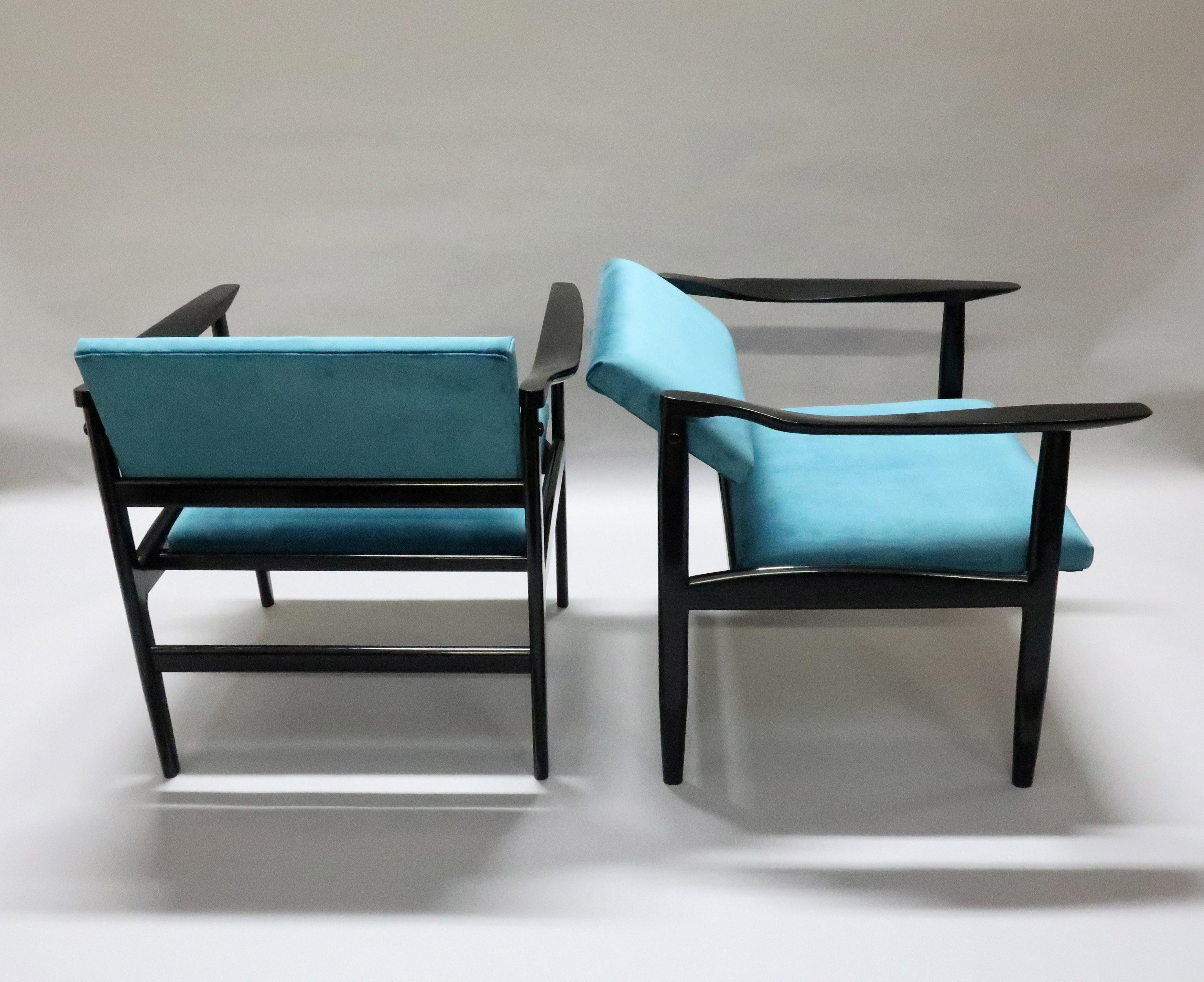Pair of Italian Midcentury Ebonized Armchairs Upholstered in Teal Velvet In Good Condition For Sale In Macclesfield, GB