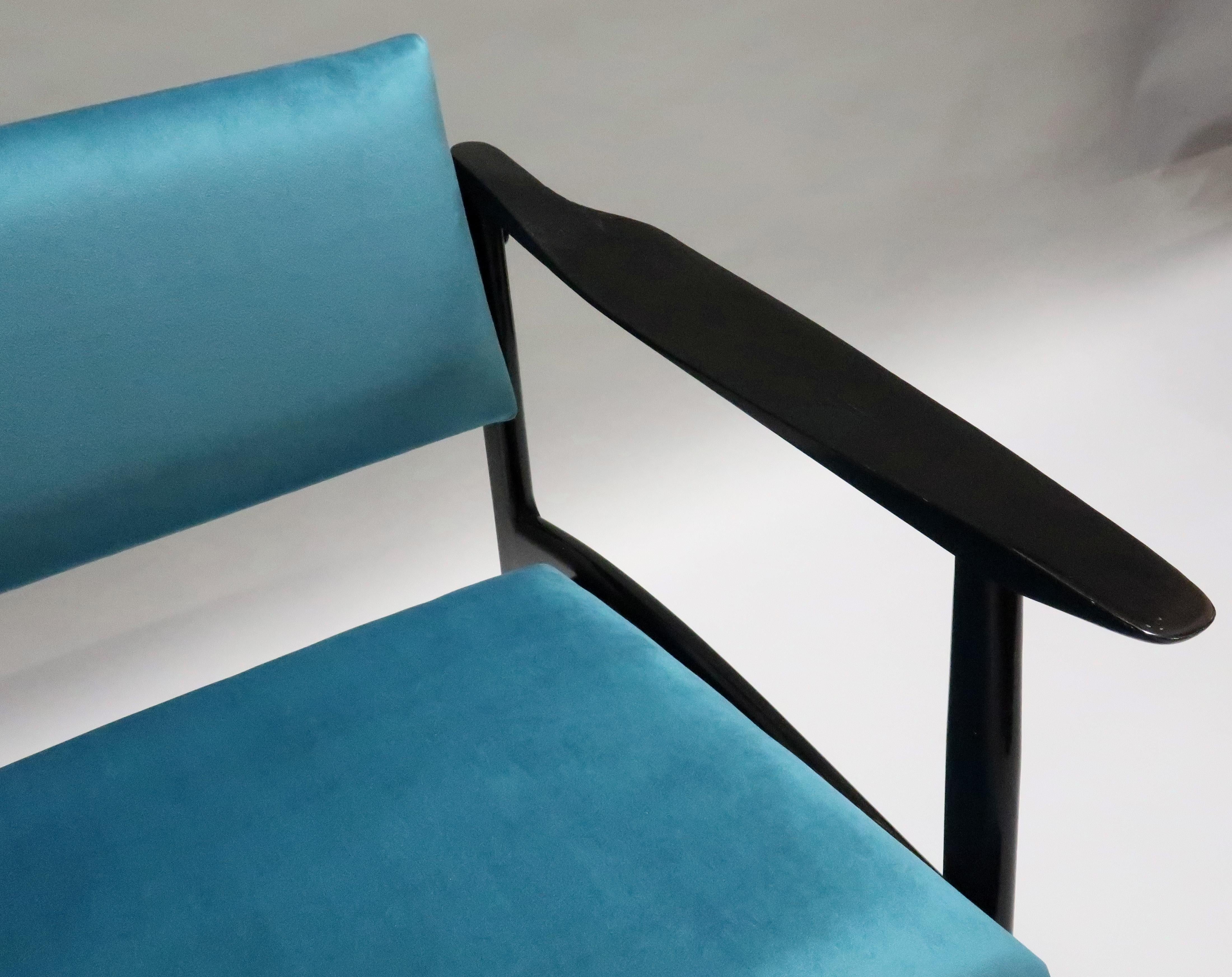 20th Century Pair of Italian Midcentury Ebonized Armchairs Upholstered in Teal Velvet For Sale
