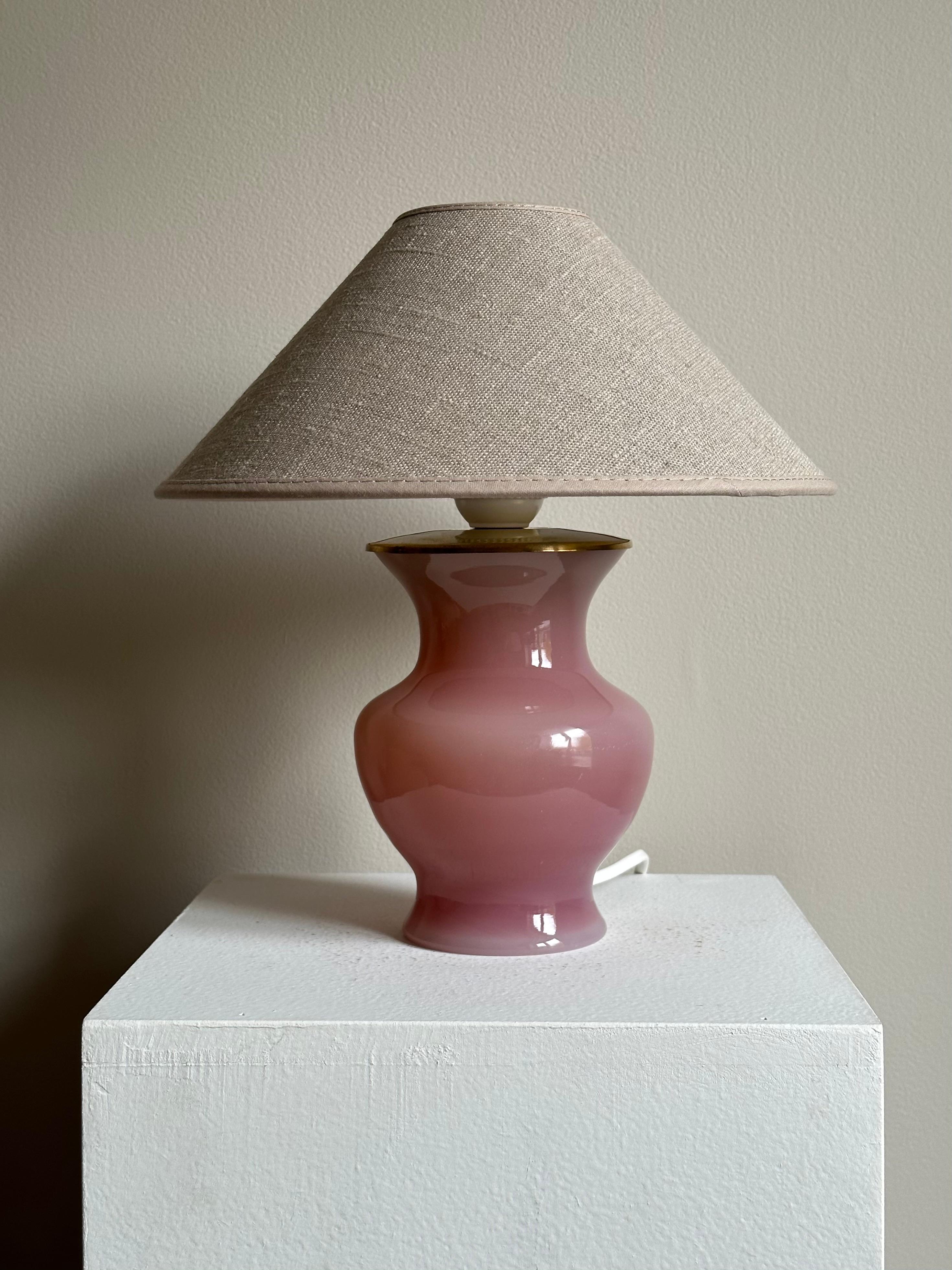 Pair of Italian Mid-Century Fratelli Ferro Pink Opaline Murano Glass Table Lamps In Good Condition In Bromma, Stockholms län