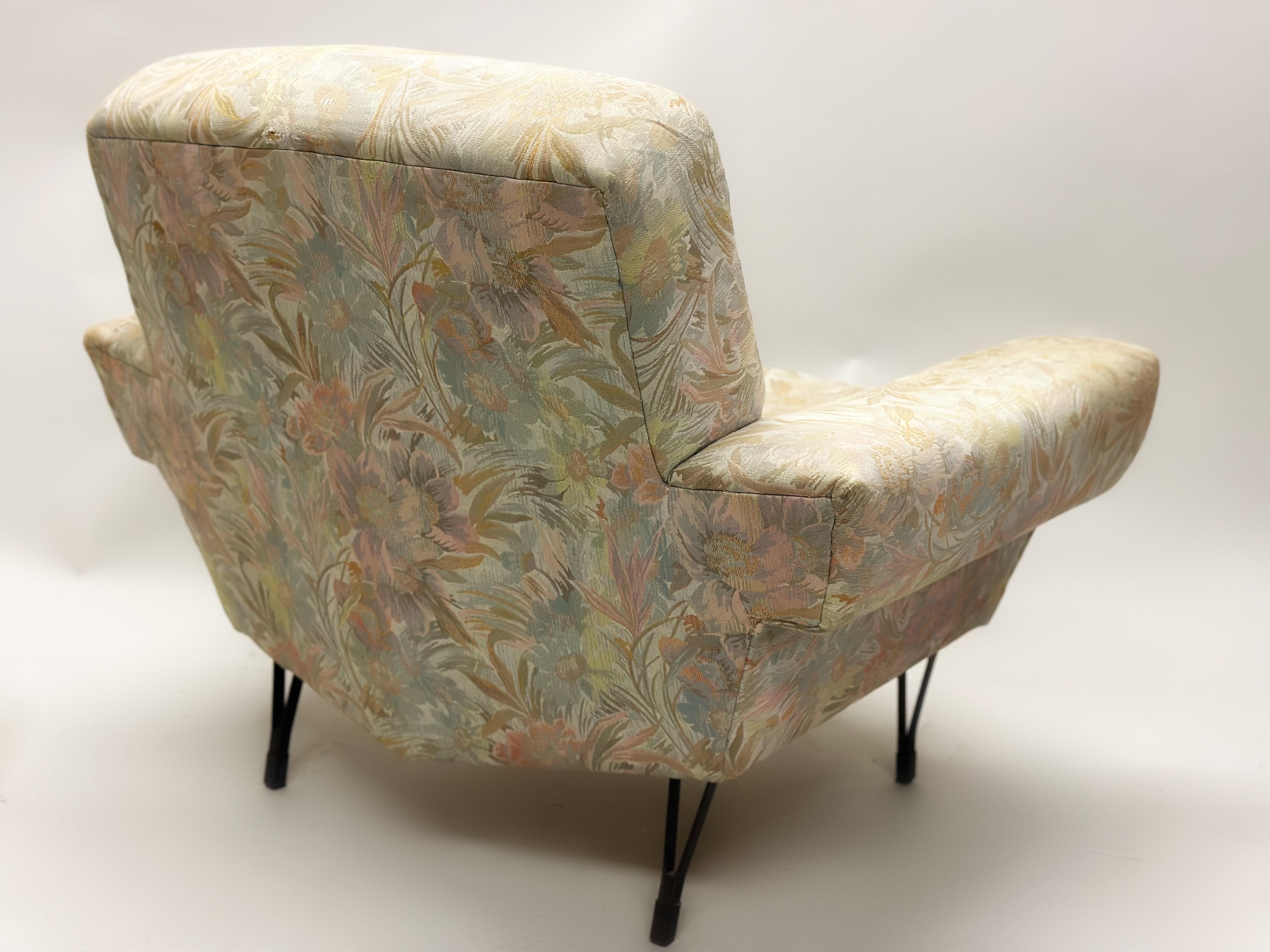Tissu d'ameublement Paire de chaises longues futuristes italiennes du milieu du siècle dernier, attribuée à Gigi Radice, vers 1950 en vente