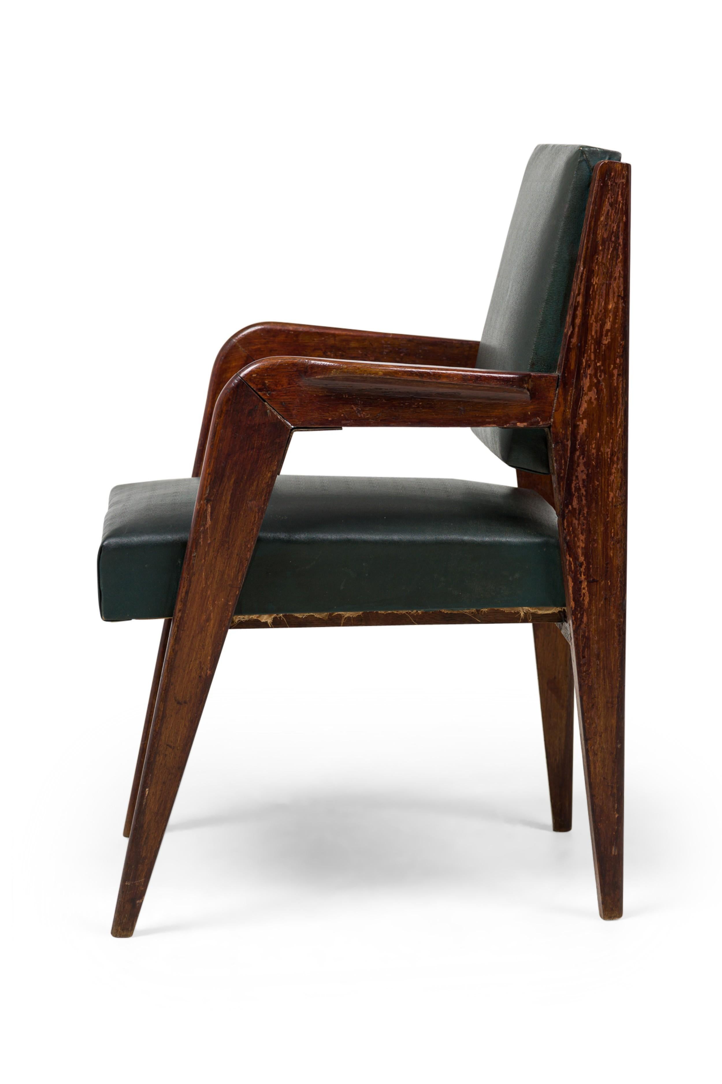 Hand-Crafted Pair of Italian Mid-Century Gio Ponti Walnut Chairs For Sale