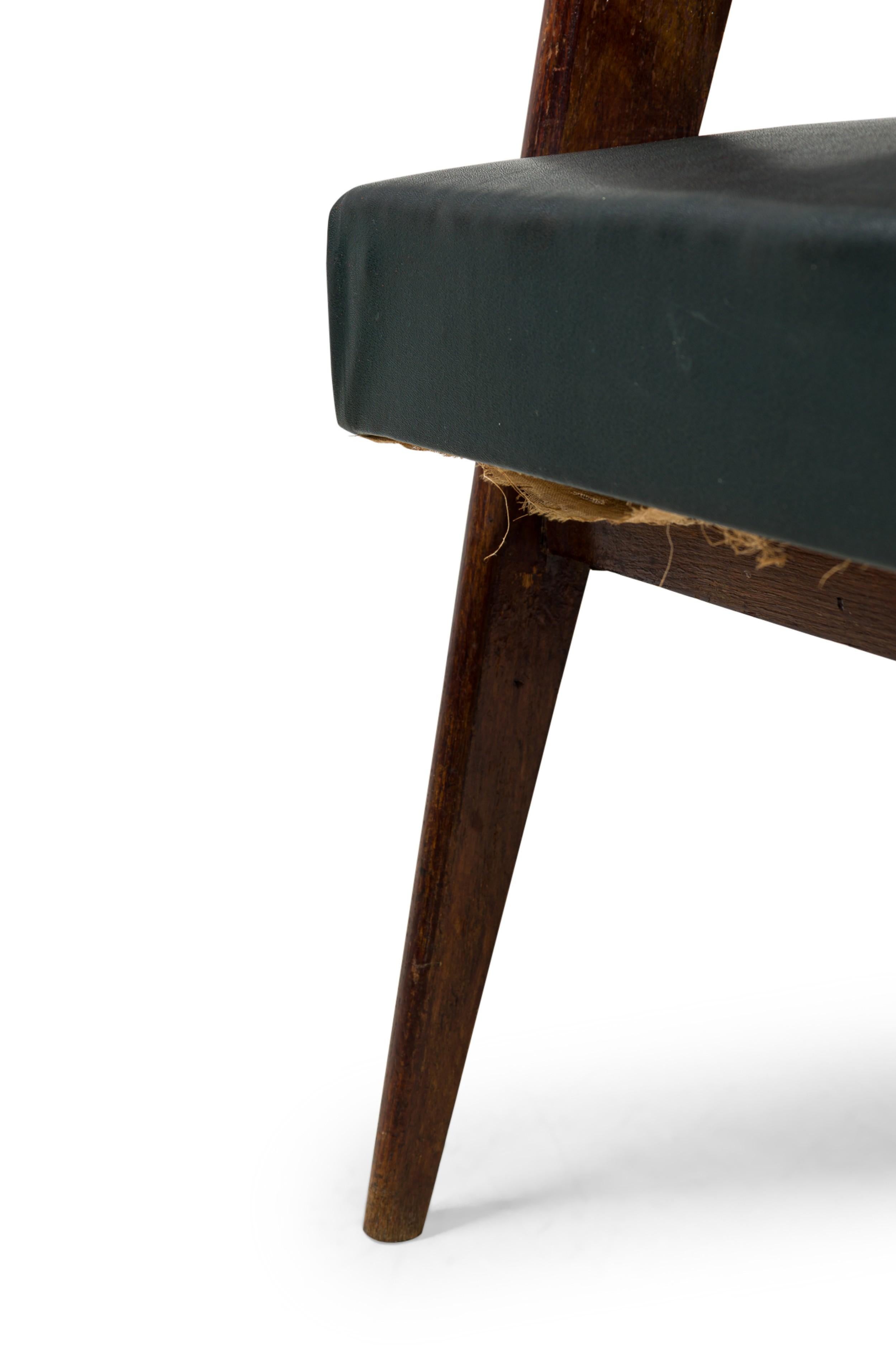 Pair of Italian Mid-Century Gio Ponti Walnut Chairs For Sale 3