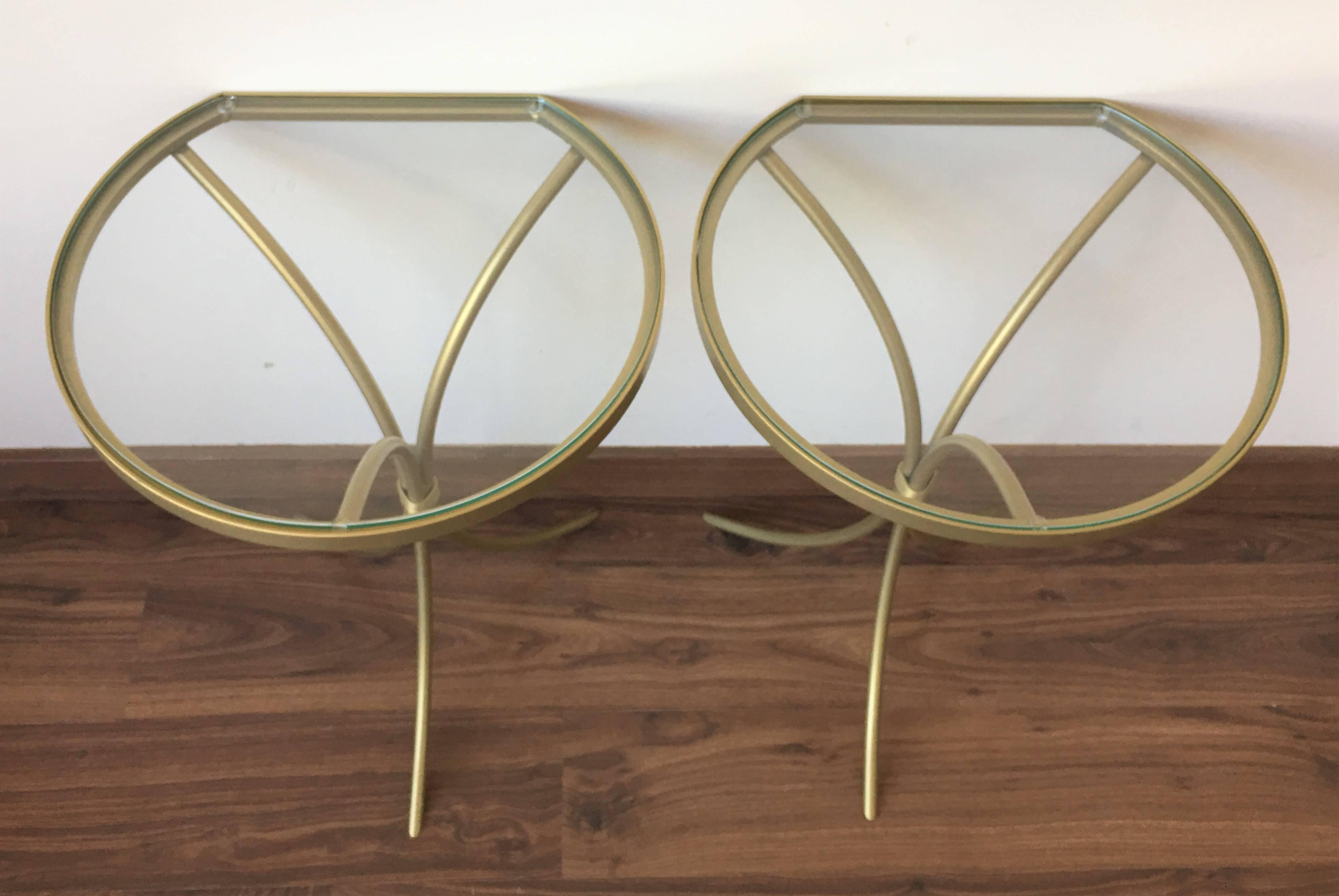 Pair of Italian Midcentury Glass and Brass Tripod Side, End or Nightstands In Excellent Condition In Miami, FL