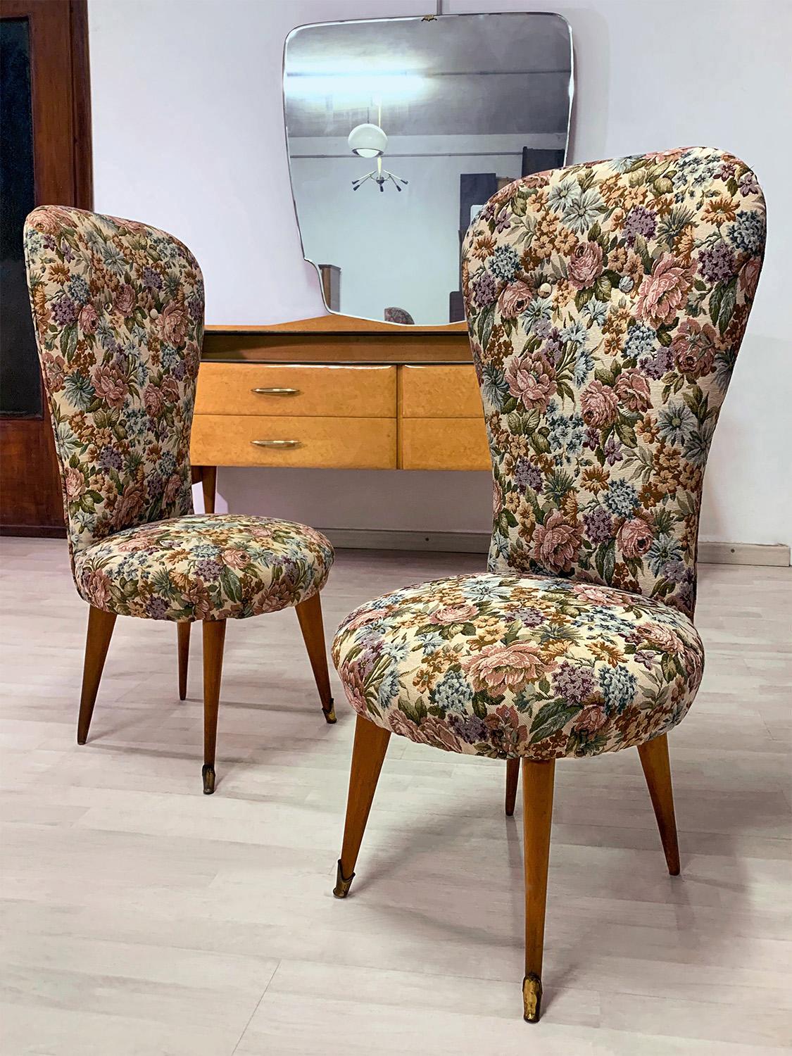 A couple of chic and loving Italian room chairs.
Valuable items for their shape and also in combination with the precious Gobelin fabric used to cover them, original of the period and decorated with classic floral design of the