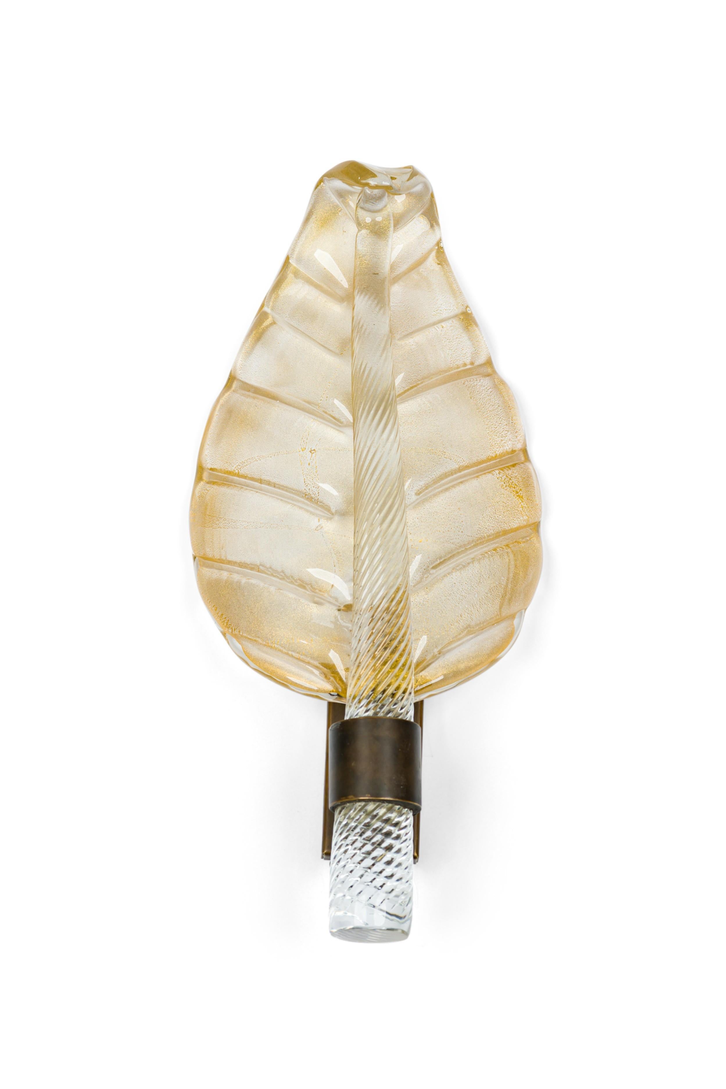COPPIA di applique italiane di metà secolo in vetro di Murano spolverato d'oro con placche di montaggio in bronzo (Barovier&Toso) (PREZZO A COPPIA)  (Coppia simile in formato più grande: REG4297 insieme al set di 5 paia: NWL6985)