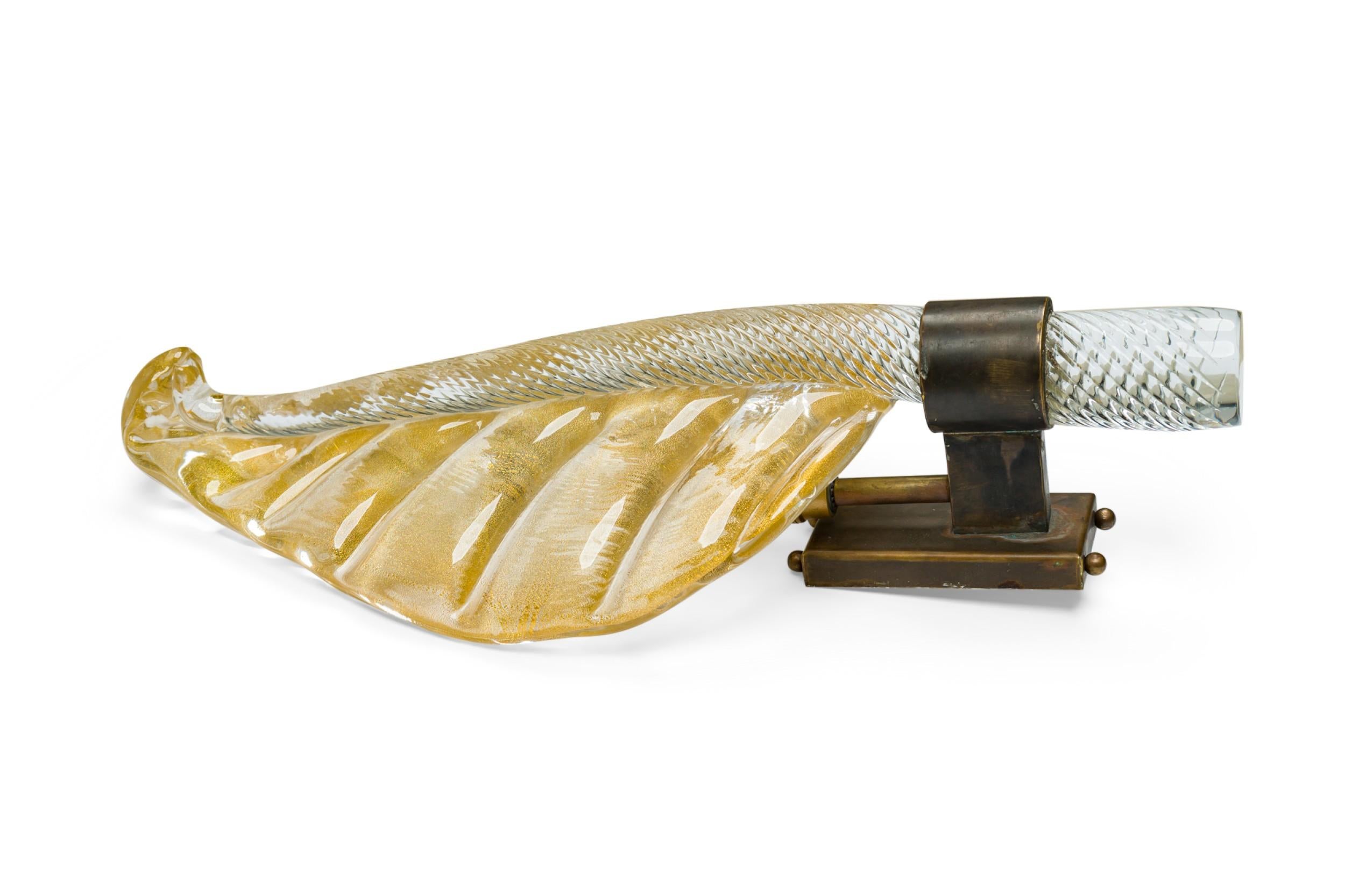 Mid-Century moderno Coppia di lampade italiane di metà secolo in vetro spolverato d'oro e foglia di bronzo di Murano in vendita