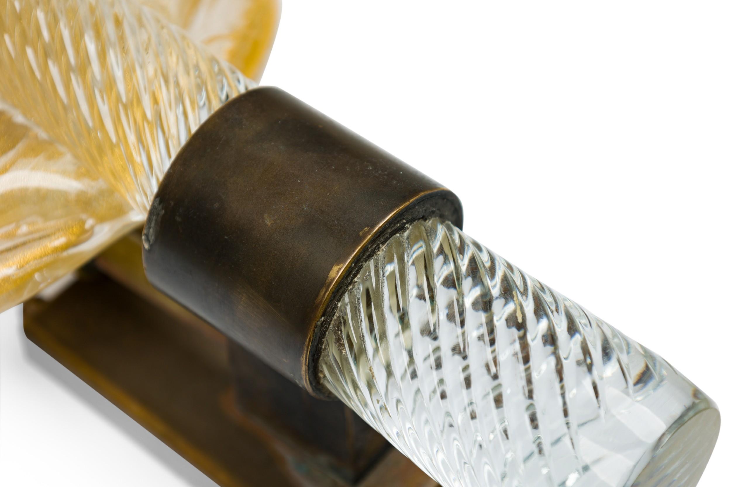 Fatto a mano Coppia di lampade italiane di metà secolo in vetro spolverato d'oro e foglia di bronzo di Murano in vendita