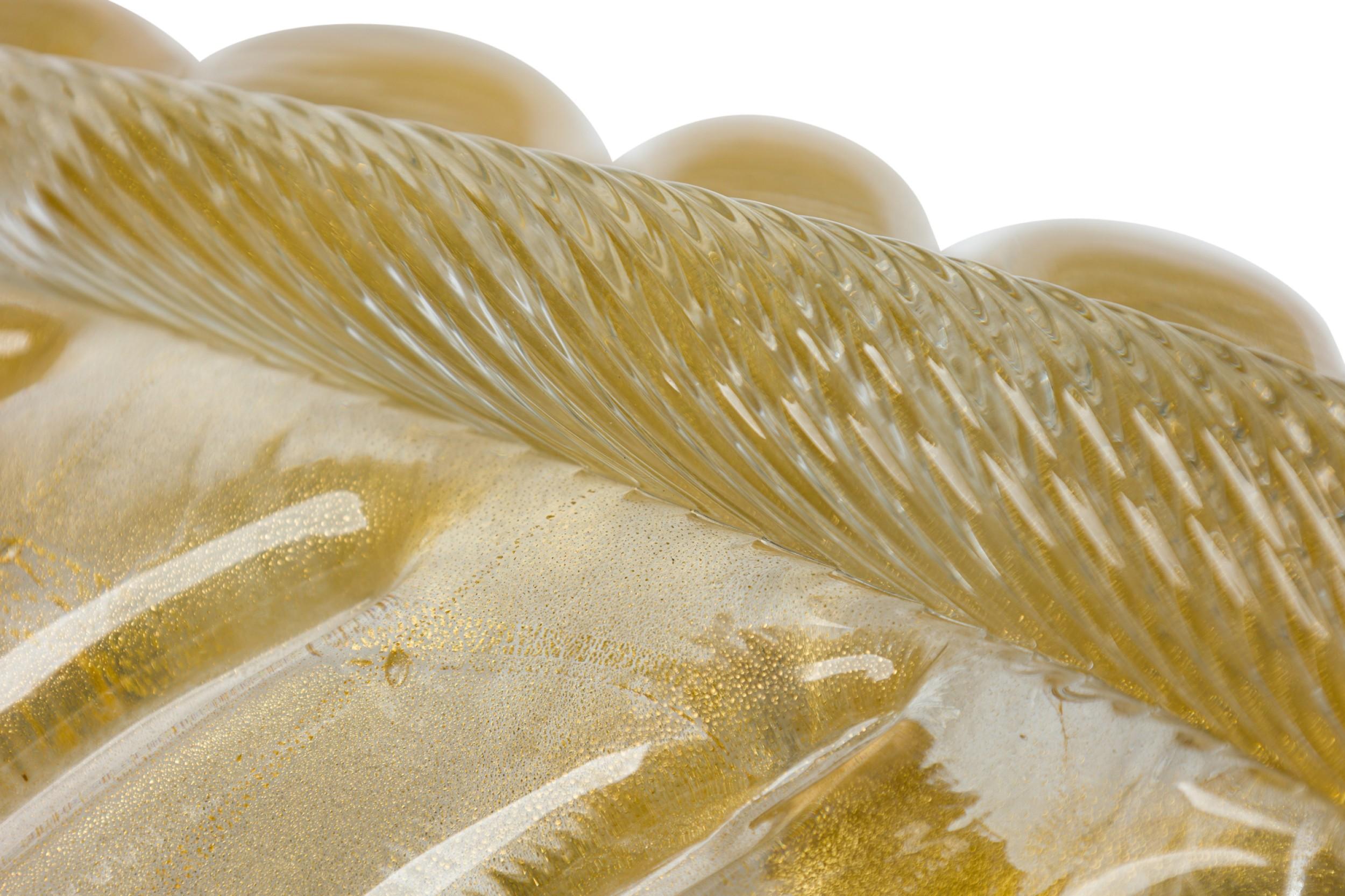 XX secolo Coppia di lampade italiane di metà secolo in vetro spolverato d'oro e foglia di bronzo di Murano in vendita