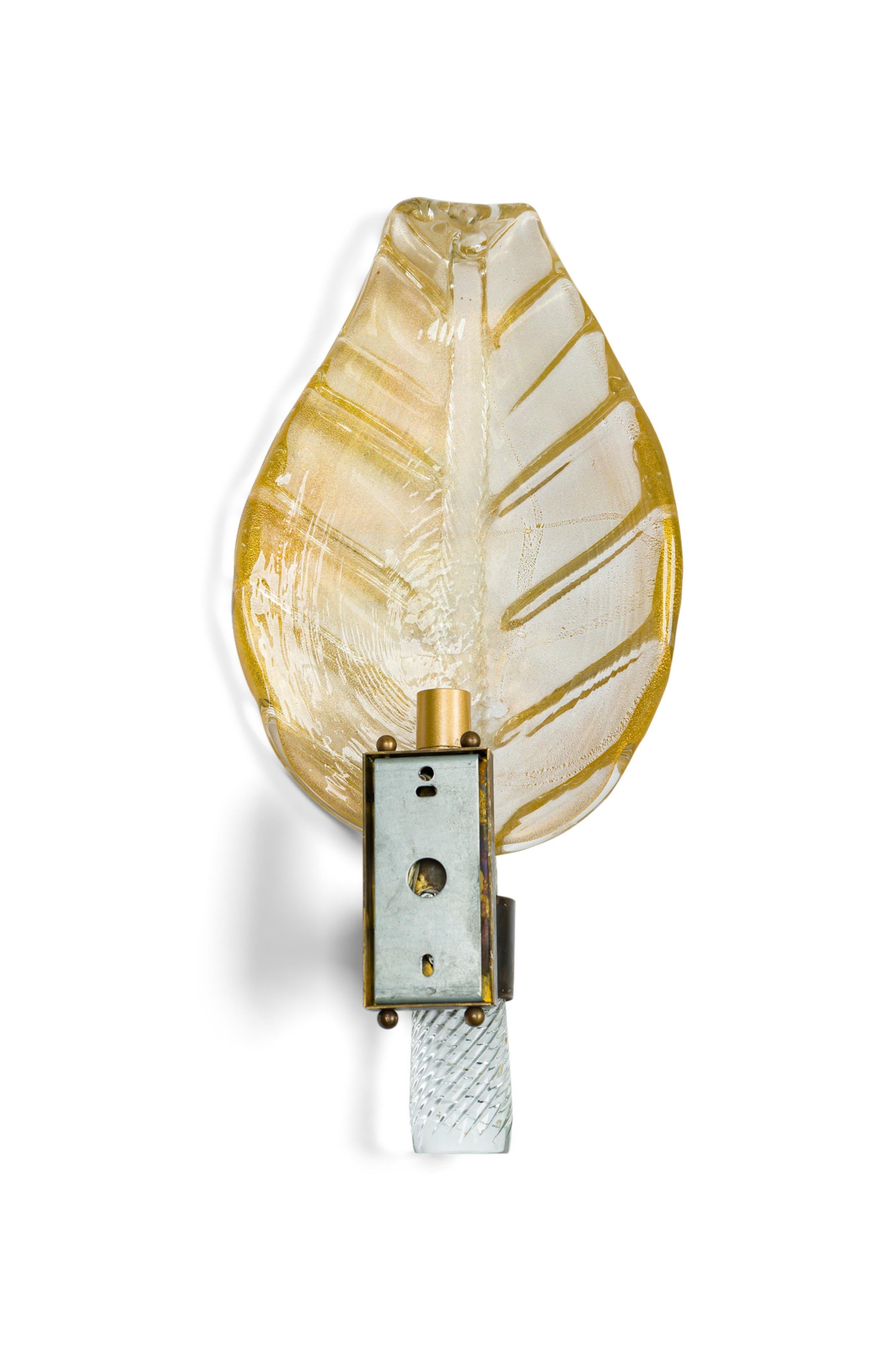 Coppia di lampade italiane di metà secolo in vetro spolverato d'oro e foglia di bronzo di Murano in vendita 1