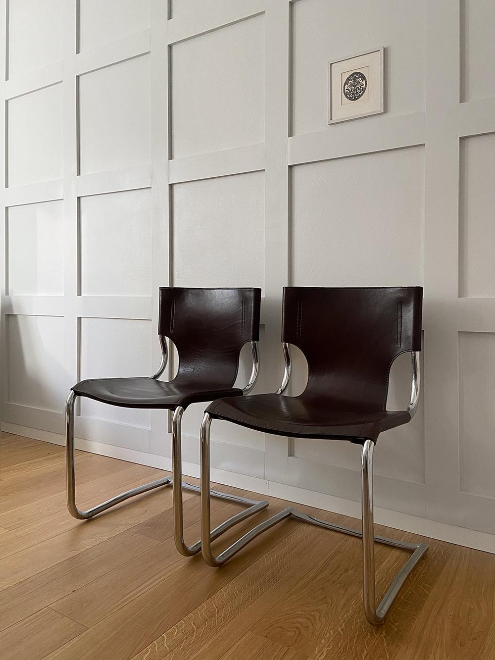 Nous proposons un ensemble de 920 chaises de bureau ou de salle à manger italiennes modernes du milieu du siècle dernier, conçues par Carlo Bartoli et produites par Tisettana vers 1970. Ces chaises se distinguent par la qualité de leur fabrication