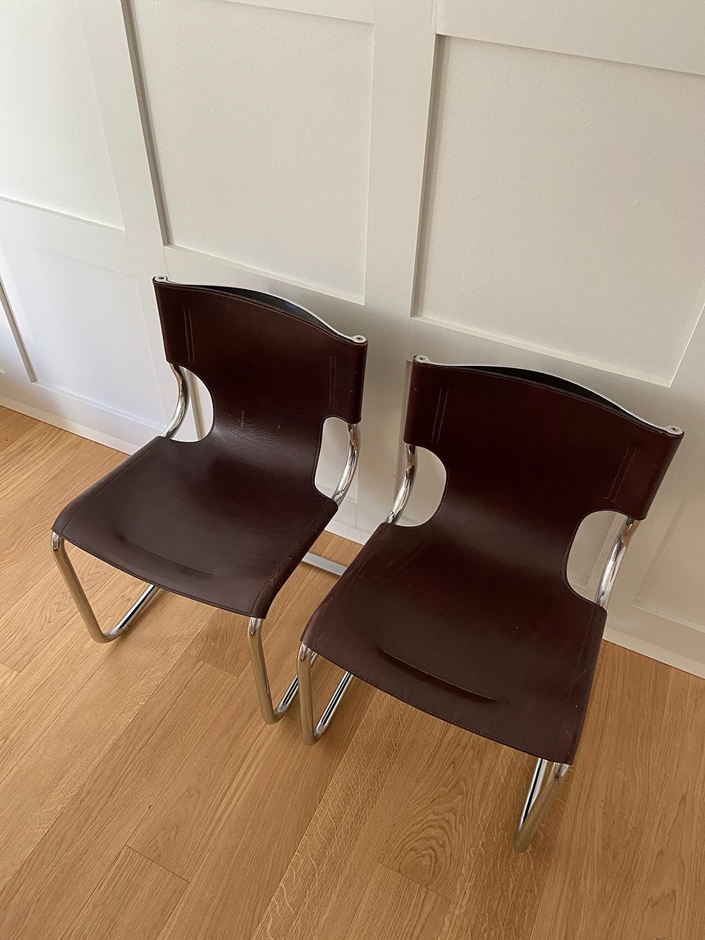 Fait à la machine Paire de chaises de salle à manger/de bureau italiennes en cuir du milieu du siècle dernier par Carlo Bartoli en vente