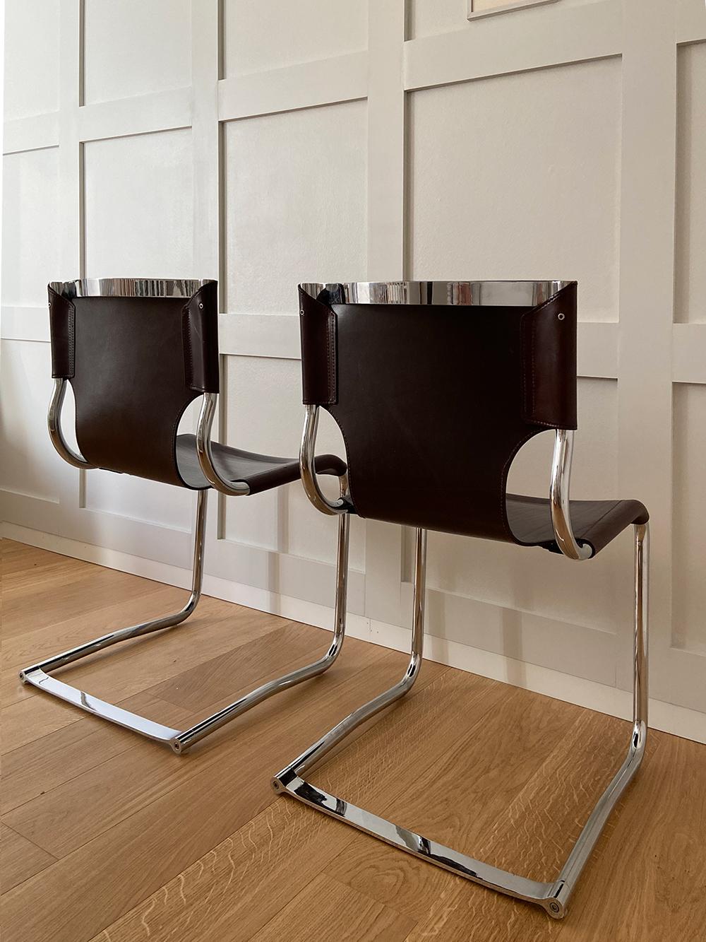 20ième siècle Paire de chaises de salle à manger/de bureau italiennes en cuir du milieu du siècle dernier par Carlo Bartoli en vente