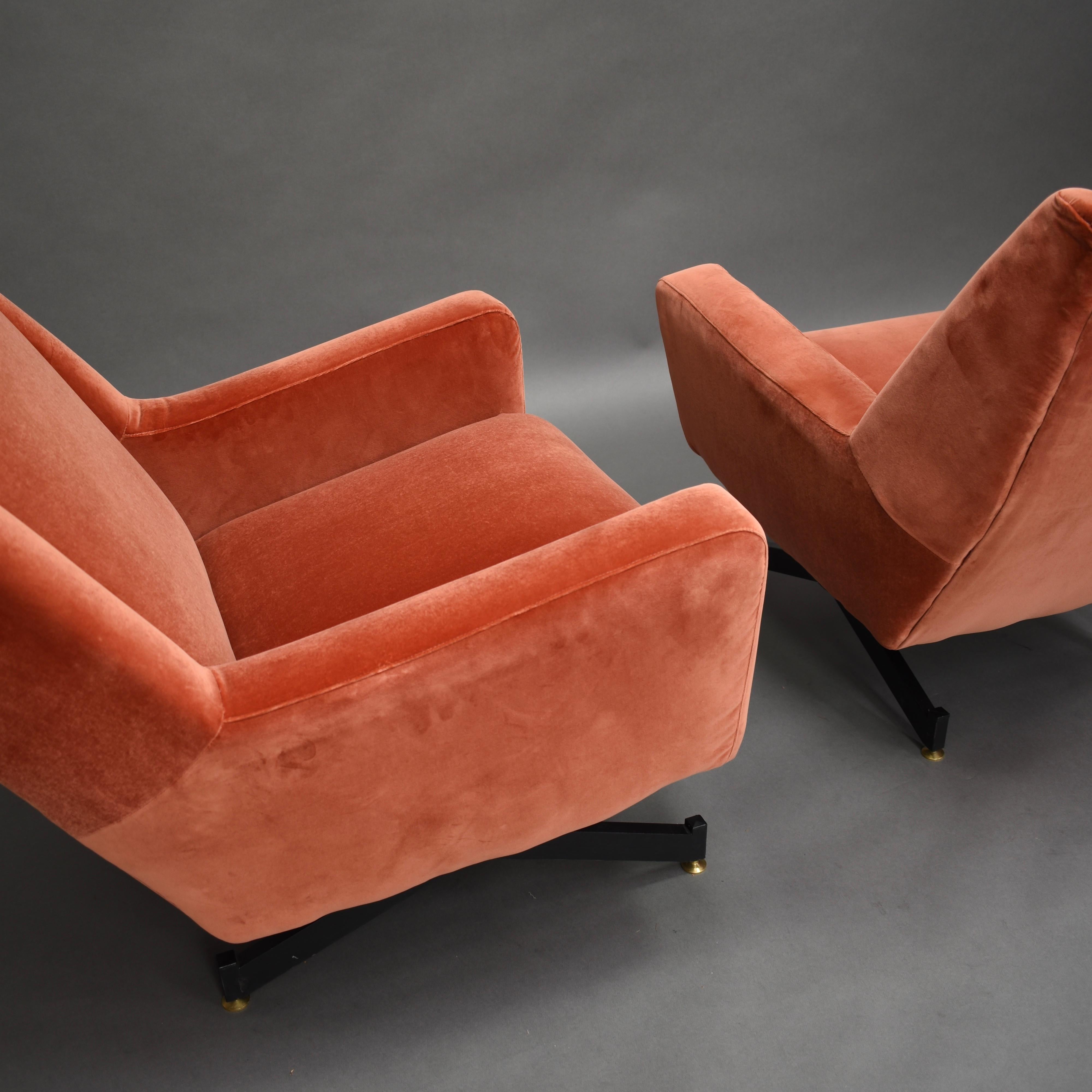 Pair of Italian Midcentury Lounge Chairs in New Copper Pink Velvet, 1950s 4